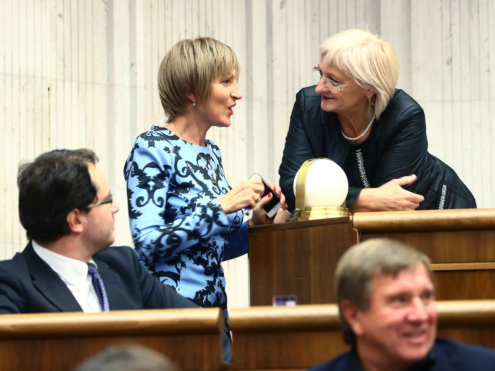 Politika: Odvolanie Renáty Zmajkovičovej z postu podpredsedníčky parlamentu a členky dozornej rady v pieštanskej nemocnici po tom, čo sa prevalila kauza o nevýhodnom nákupe CT prístroja. 