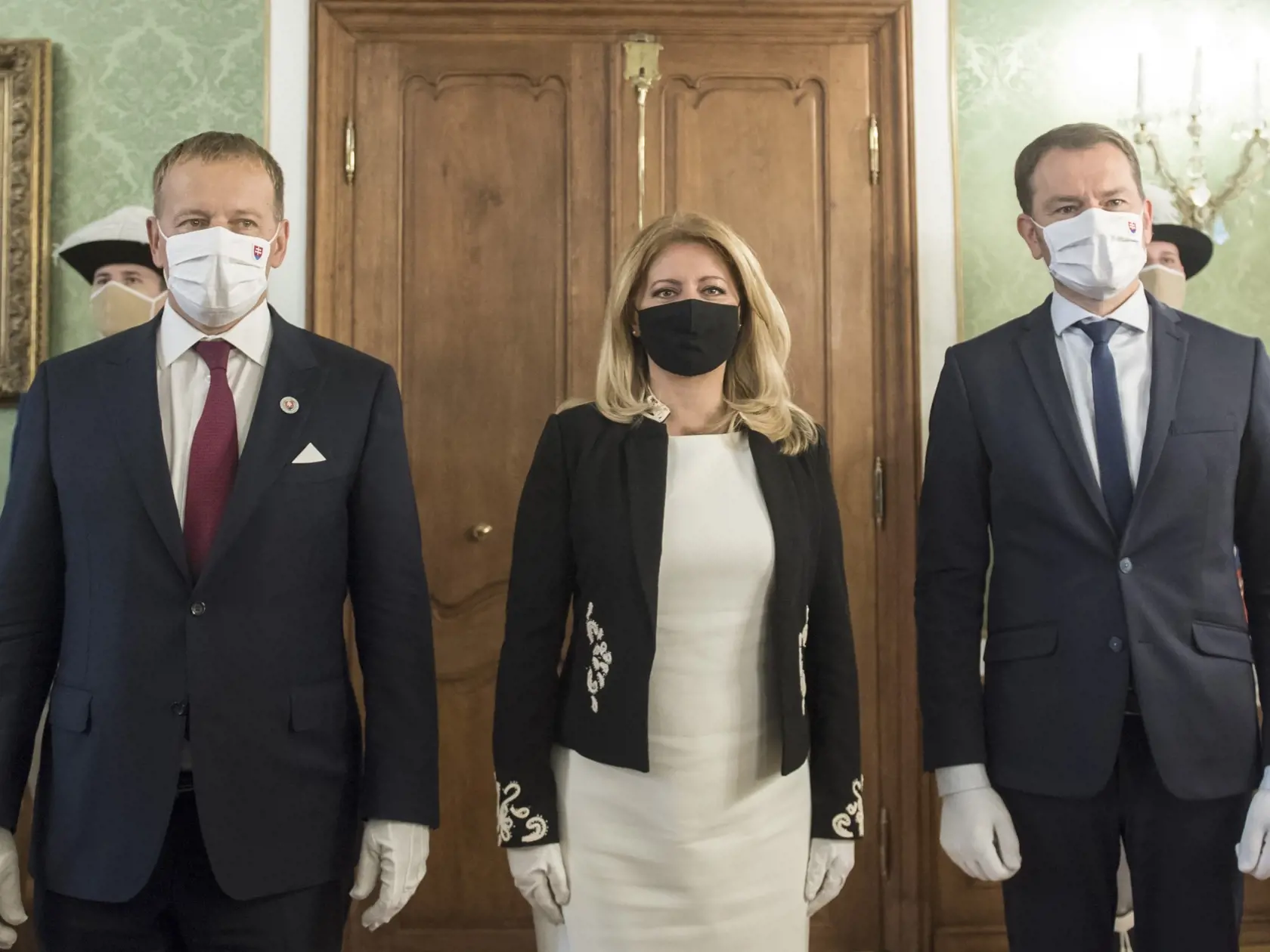 Prezidentka Zuzana Čaputová, vľavo predseda Národnej rady (NR) SR Boris Kollár (Sme rodina) a vpravo premiér SR Igor Matovič (OĽANO) na spoločných raňajkách v Prezidentskom paláci 4. septembra 2020 v Bratislave.