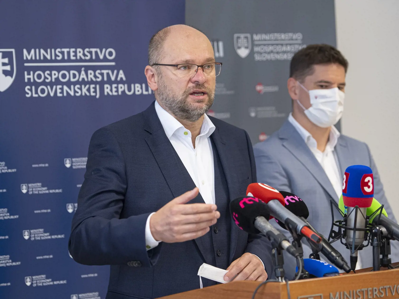 Minister hospodárstva SR Richard Sulík  a konateľ spoločnosti MH Invest II Ladislav Matejka počas tlačovej konferencie k zhodnoteniu prvých 100 dní nového vedenia spoločnosti MH INVEST  10. septembra 2020 v Bratislave.