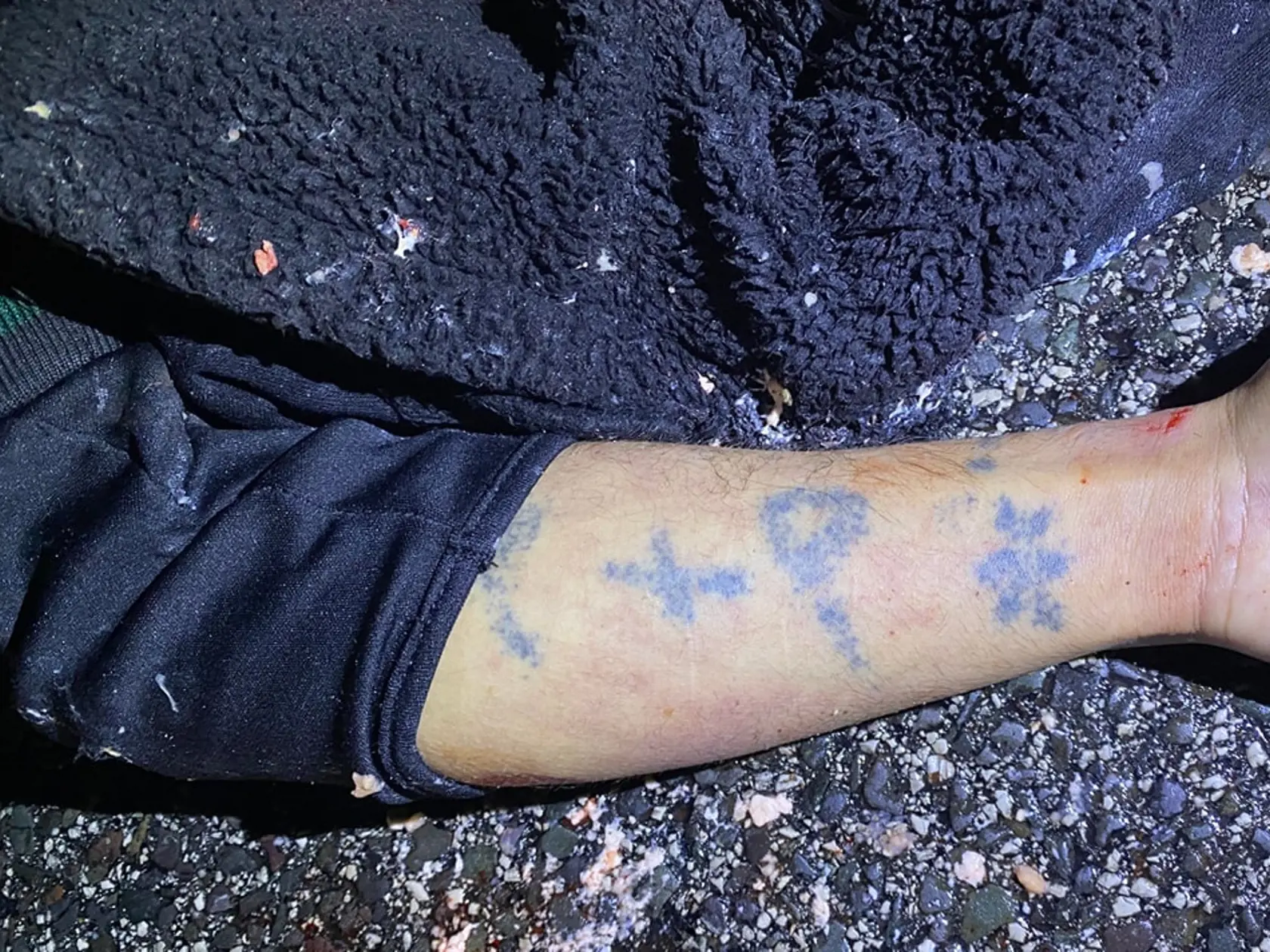 Polícia zisťuje totožnosť muža, ktorého v nedeľu krátko po 17:00 na diaľnici R1 pri obci Vlčkovce v okrese Trnava zrazilo auto. Muž prechádzal cez diaľnicu v blízkosti čerpacej stanice.