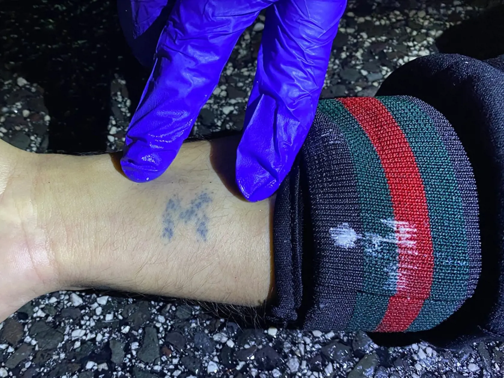 Polícia zisťuje totožnosť muža, ktorého v nedeľu krátko po 17:00 na diaľnici R1 pri obci Vlčkovce v okrese Trnava zrazilo auto. Muž prechádzal cez diaľnicu v blízkosti čerpacej stanice.