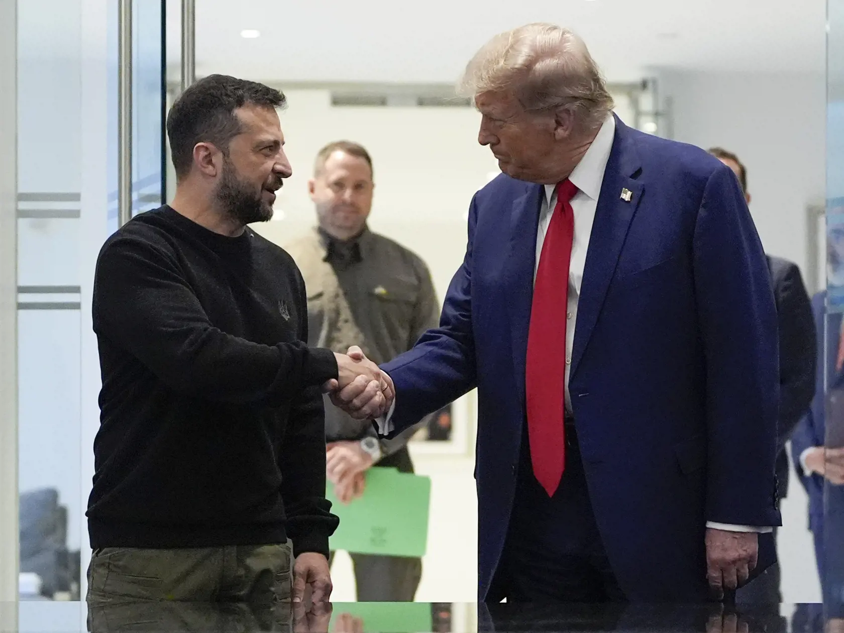 Na archívnej snímke z 27. septembra 2024 americký prezident Donald Trump (vpravo) a ukrajinský prezident Volodymyr Zelenskyj si podávajú ruky počas stretnutia v New Yorku. 