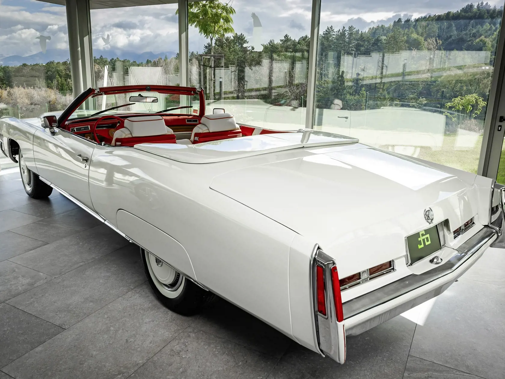 Auto s príbehom. Na takomto modeli sa vozil aj slávny Elvis Presley, ktorý mal Cadillac v obľube. Peter si ho zaobstaral v roku 2015 ako svadobné auto, no pár dní pred slávnosťou sa pokazilo. Aj ďalšie Saganove mašiny sú vystavené v showroome pred hotelom.
