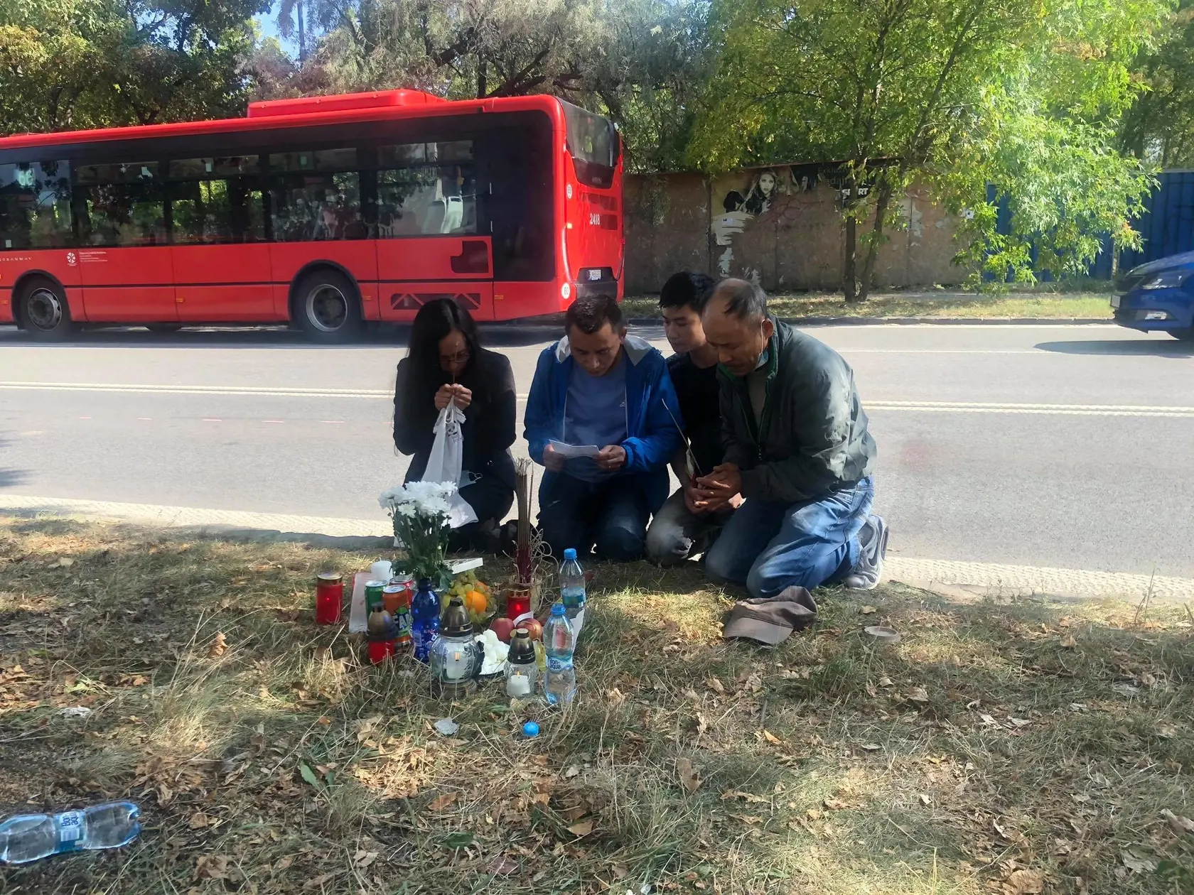 Príbuzní sa prišli rozlúčiť s mŕtvou na miesto tragédie.