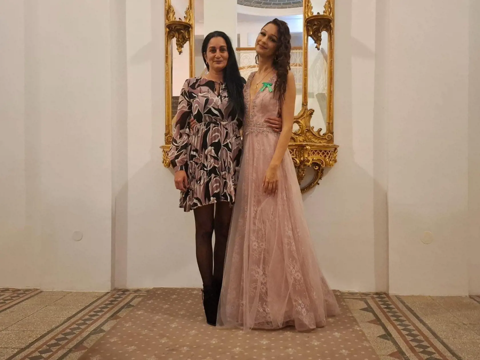 Na foto je so svojou maminou. Timea aktuálne študuje na Obchodnej akadémii v Leviciach, kde je v maturitnom ročníku. 