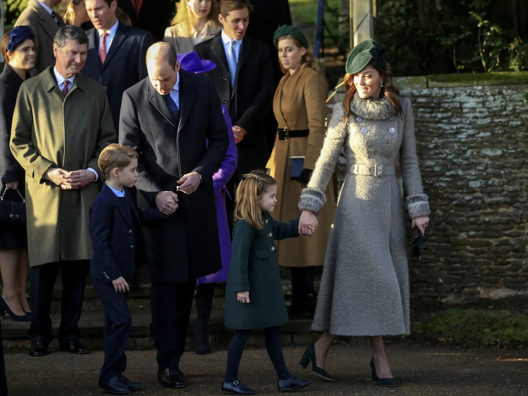 Veľká premiéra kráľovských súrodencov: Charlotte a George sa chopili vianočných povinnosti. Po vianočnej bohoslužbe zdravili verejnost.