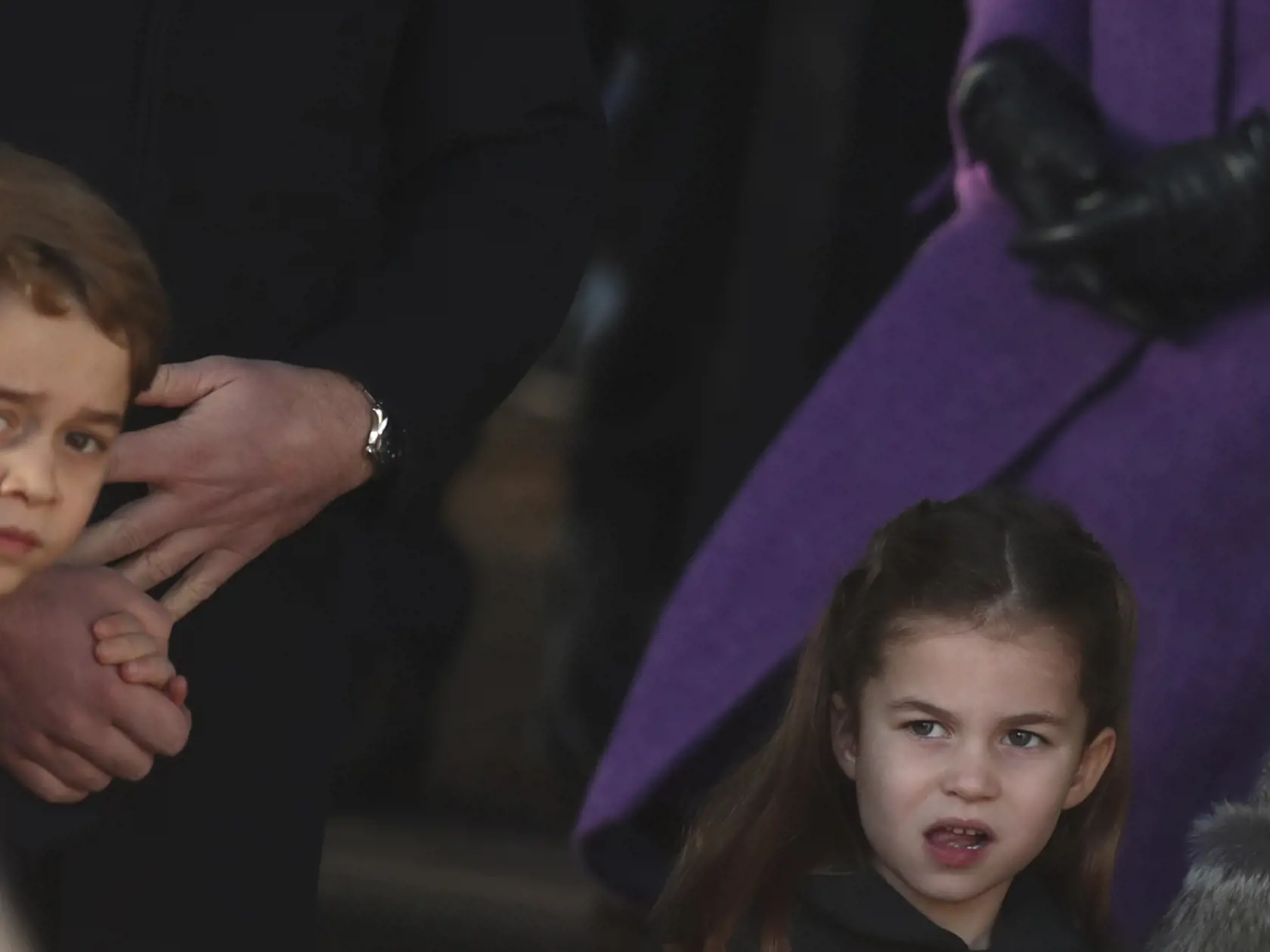 Veľká premiéra kráľovských súrodencov: Charlotte a George sa chopili vianočných povinnosti. Po vianočnej bohoslužbe zdravili verejnost.