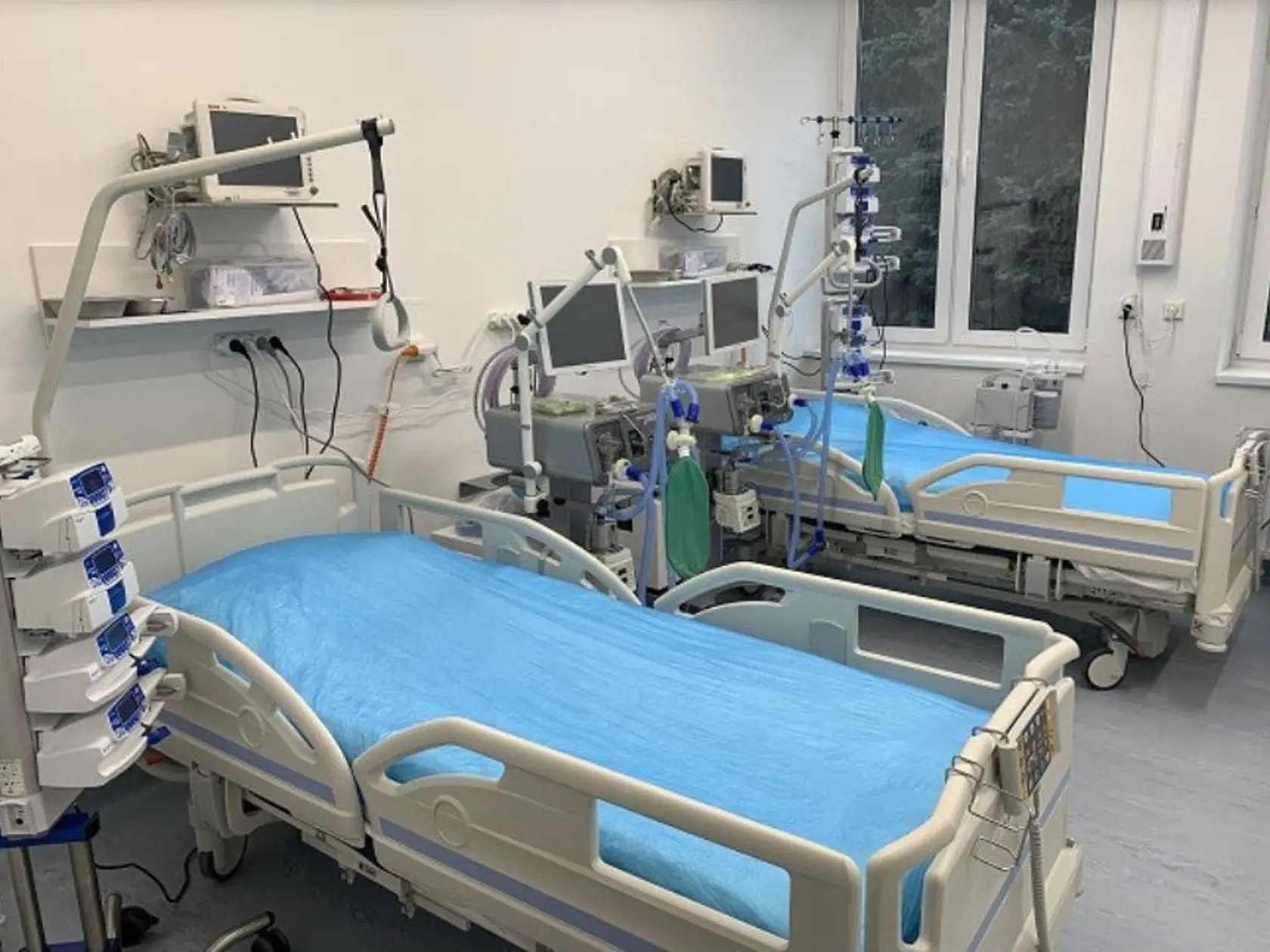 Informácie na sociálnej sieti hovoria, že v Ústrednej vojenskej nemocnici Ružomberok otvorili s veľkou slávou nové oddelenie, ale chýbajú tam rozvody kyslíka.