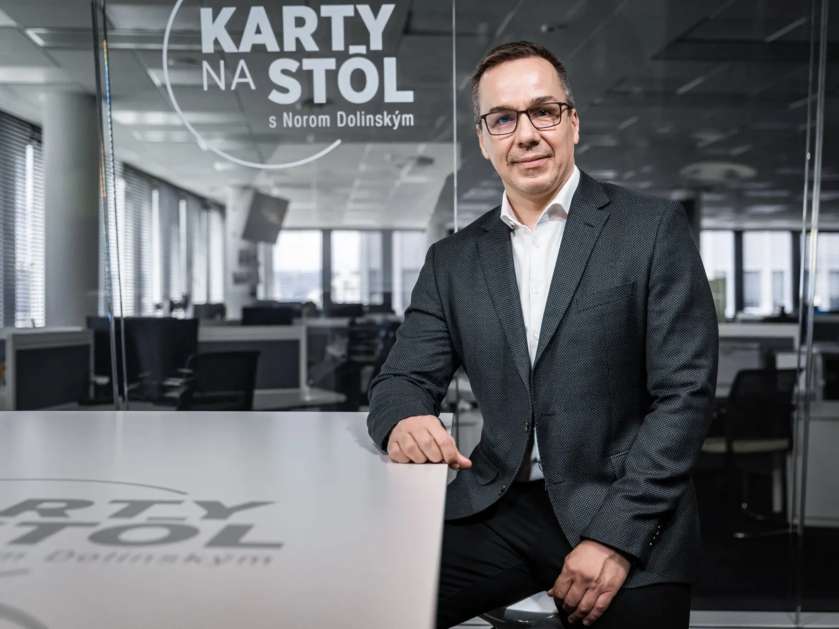 Diskusná relácia "Karty na stôl", ktorej hosťom bol Erik Tomáš.