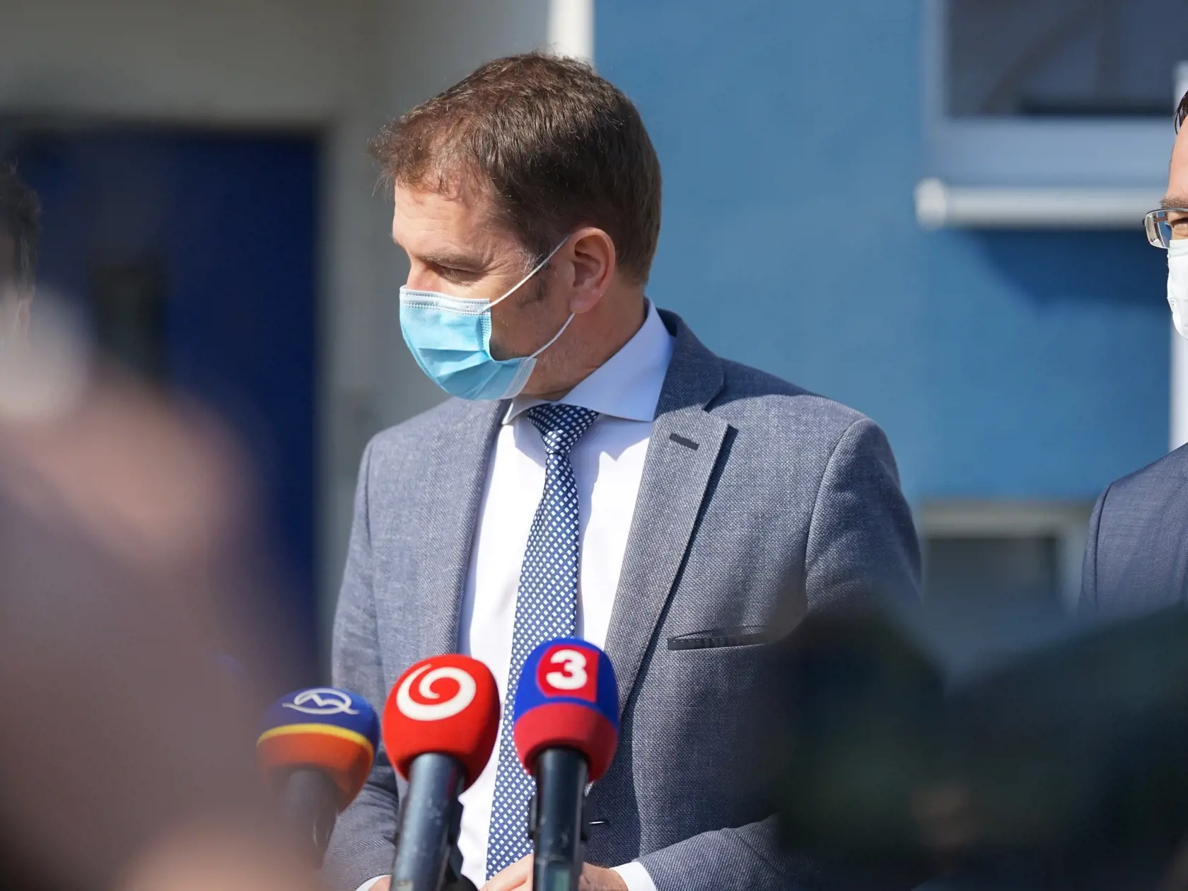 Premiér Igor Matovič navštívil výrobnú spoločnosť v Starej Turej, dôvodom je záujem štátu o dodanie 300 ks špičkových prístrojov ktoré sú obrovskou nádejou pre nakazených koronavírusom.