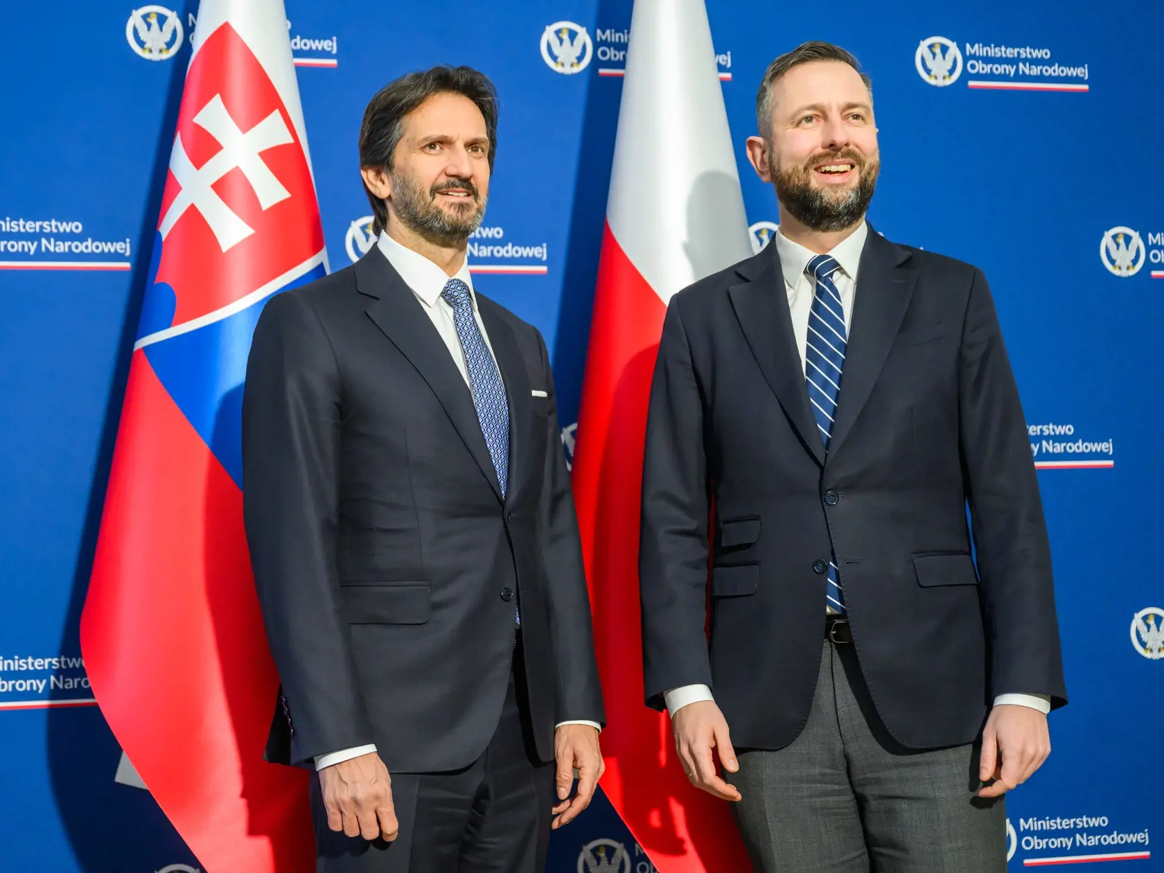 Na snímke zľava vicepremiér a minister obrany SR Robert Kaliňák (Smer-SD) počas stretnutia s poľským rezortným kolegom Wladyslawom Kosiniakom-Kamyszom vo Varšave 24. februára 2025. Ministri plánujú podpísať dohodu o spolupráci pri dodávkach munície pre poľskú armádu. FOTO TASR - Jaroslav Novák