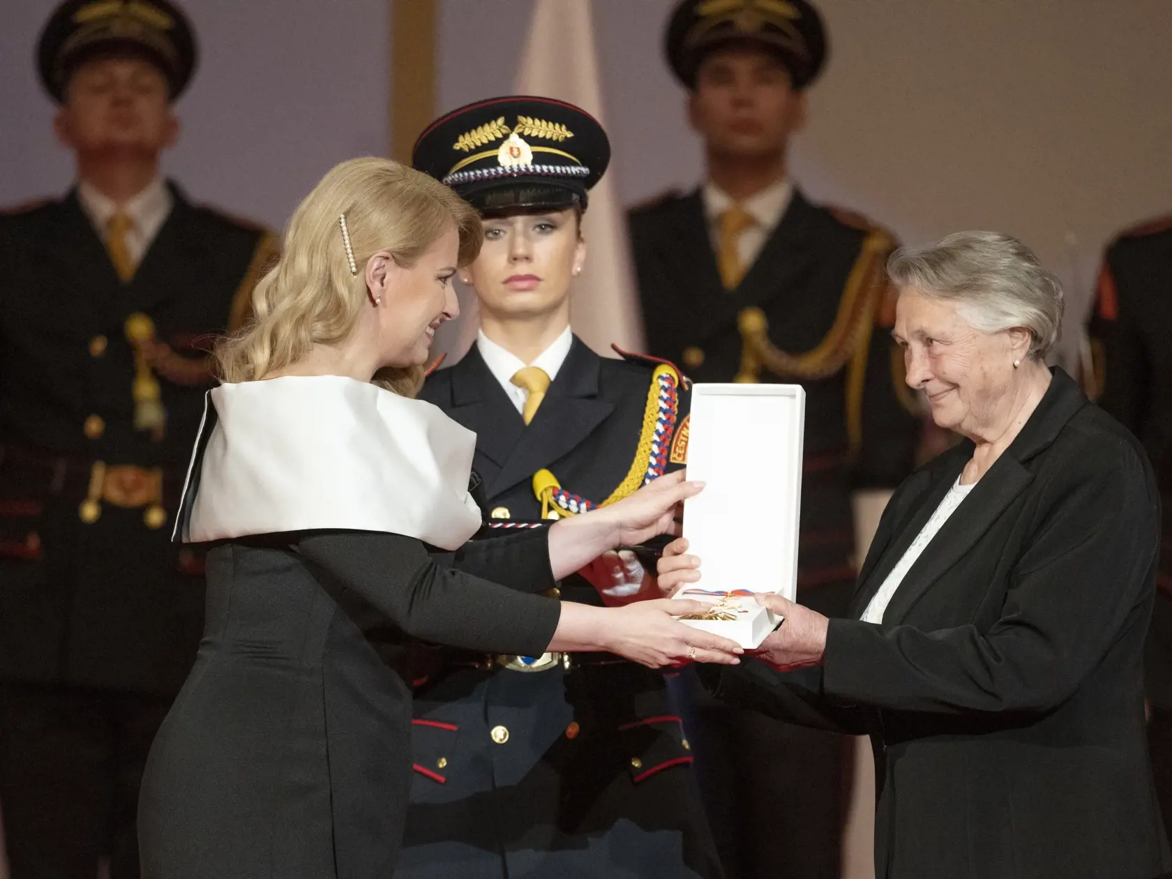 Prezidentka SR Zuzana Čaputová v nedeľu ocenila 25 osobností spoločenského, kultúrneho a športového života, z toho šesť in memoriam. Štátne vyznamenania udelila aj tento rok v náhradnom termíne. Ceremoniál sa uskutočnil v budove Slovenskej filharmónie v Bratislave. Na snímke vľavo prezidentka SR Zuzana Čaputová a vpravo Zita Ádámová si preberá Rad Ľudovíta Štúra II. triedy za mimoriadne zásluhy o rozvoj Slovenskej republiky v oblasti školstva, najmä národnostného školstva počas slávnostného cere