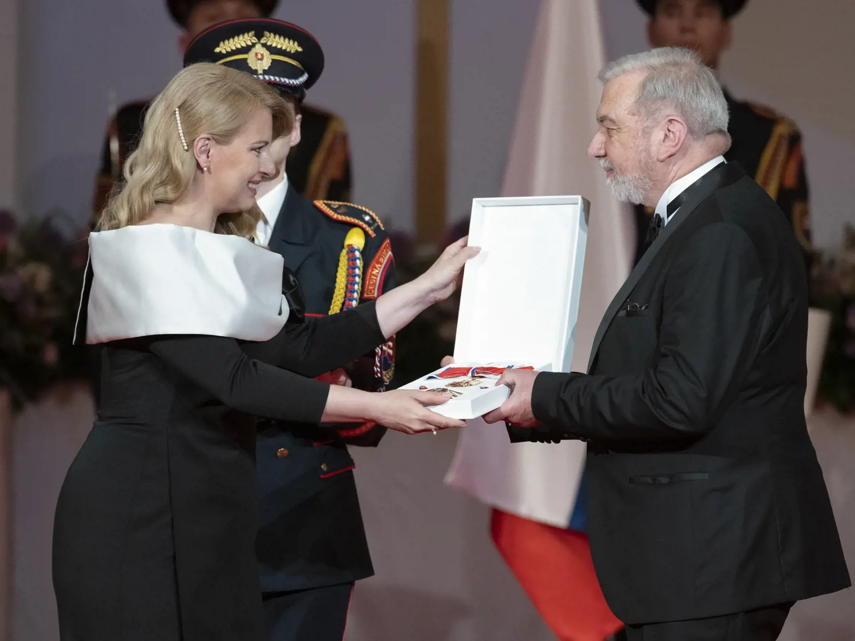 Prezidentka SR Zuzana Čaputová v nedeľu ocenila 25 osobností spoločenského, kultúrneho a športového života, z toho šesť in memoriam. Štátne vyznamenania udelila aj tento rok v náhradnom termíne. Ceremoniál sa uskutočnil v budove Slovenskej filharmónie v Bratislave. Na snímke vľavo prezidentka SR Zuzana Čaputová a vpravo Viliam Dobiáš si preberá Rad Ľudovíta Štúra I. triedy za mimoriadne zásluhy o rozvoj Slovenskej republiky v sociálnej oblasti, najmä v oblasti zdravotníctva počas slávnostného ce