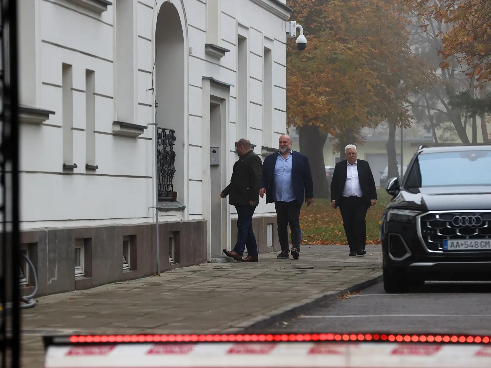 Na snímke je predseda Národnej koalície Rudolf Huliak s poslancami Ivanom Ševčíkom a Pavlom Ľuptákom na ceste na  Úrad vlády.