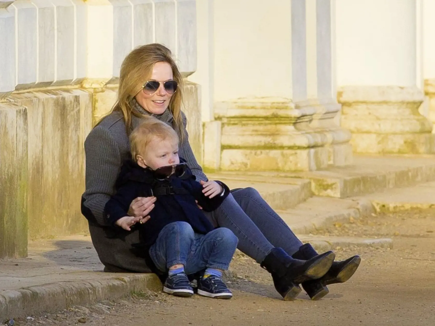 Geri Horner (46) vzala svojho rozkošného synčeka Montyho na prechádzku.