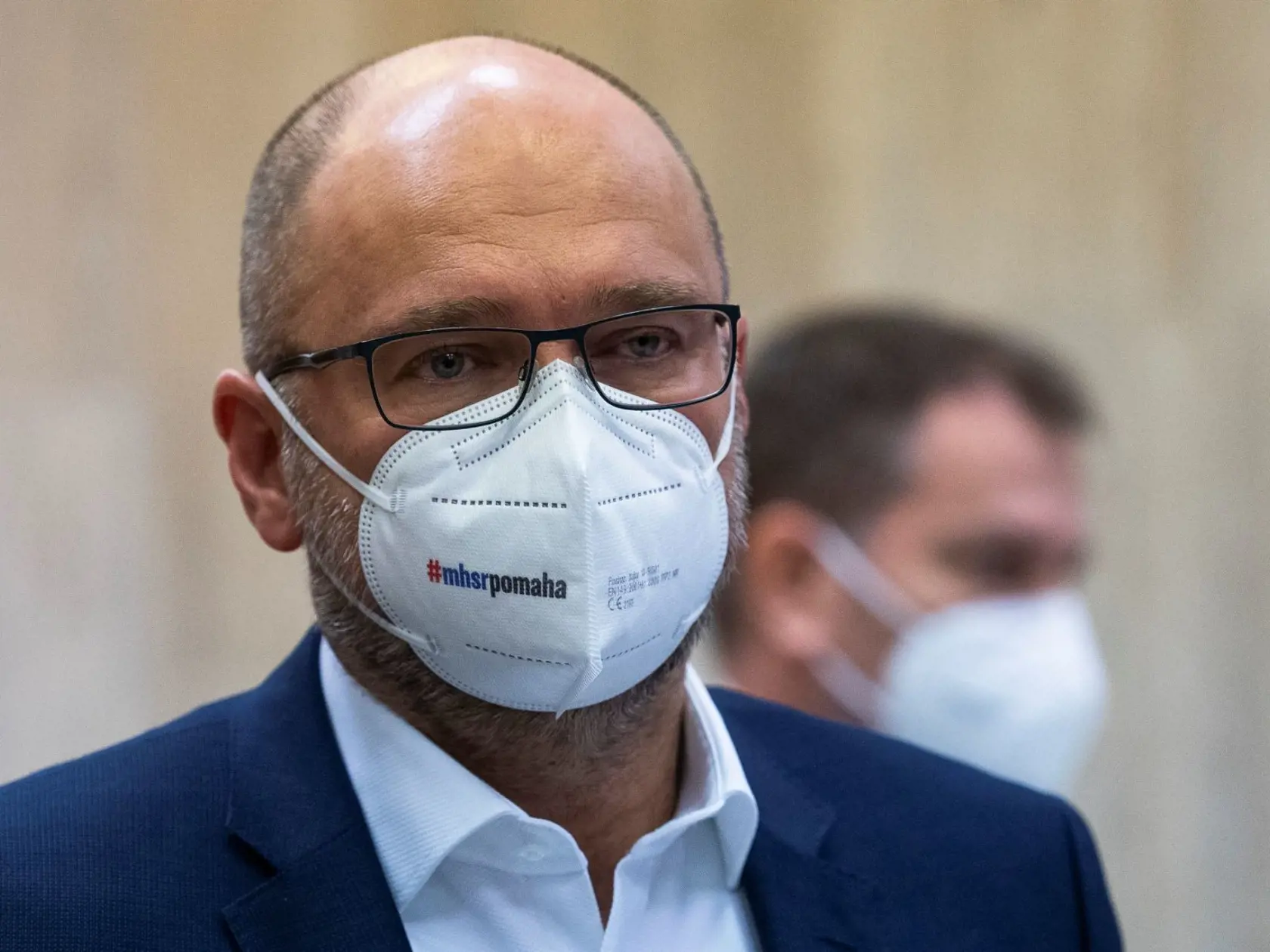 Na snímke minister hospodárstva SR a prvý podpredseda vlády pre ekonomiku SR Richard Sulík (SaS) sa rozpráva s novinármi a v pozadí predseda vlády SR Igor Matovič (OĽaNO) prichádza na 85. rokovanie vlády SR v Bratislave 17. marca 2021. FOTO TASR - Jaroslav Novák