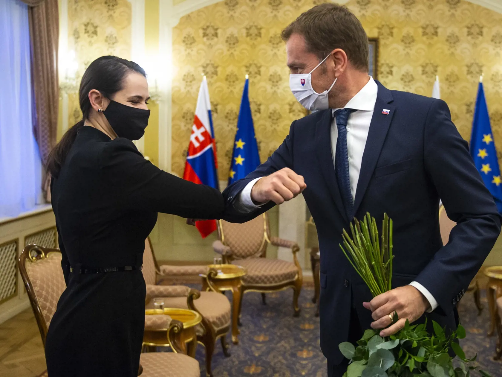 Na snímke vľavo bieloruská opozičná líderka Svetlana Cichanovská a vpravo predseda vlády SR Igor Matovič počas prijatia na Úrade vlády SR 8. októbra 2020 v Bratislave. FOTO TASR – Jakub Kotian
