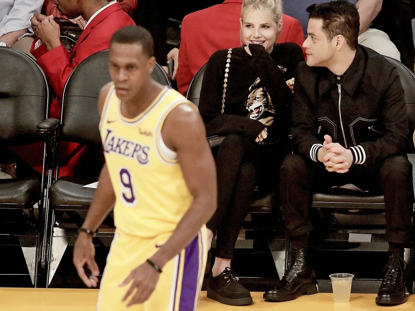 Rami Malek (38) vyrazil s priateľkou na basketbalový zápas do kalifornského Staples Center. 