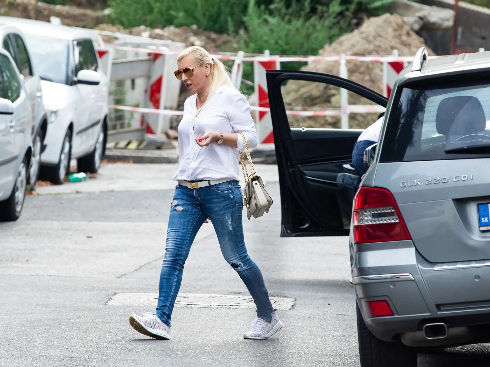 Gabika Drobová a Karol Ruman prichádzajú na kliniku Koch aby navštívili Patrika Vrbovského a Jasminu Vrbovskú po narodení ich syna Sanela.