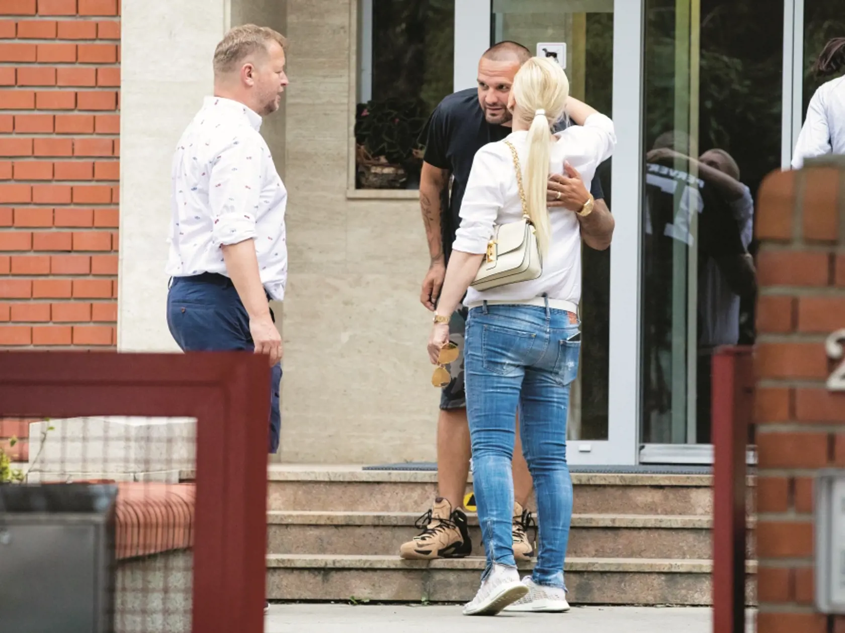 Do súkromného sanatória, kde Jasmina porodila, ju aj Sanela okrem Rytmusa prišla pozrieť aj Gabika s partnerom Karolom Rumanom.