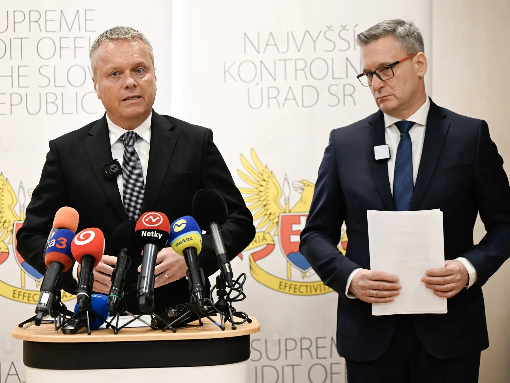 Na snímke zľava predseda Najvyššieho kontrolného úradu SR (NKÚ) Ľubomír Andrassy a podpredseda NKÚ Jaroslav Ivančo počas tlačovej konferencie NKÚ k zhodnoteniu roka 2024 a plánu kontrol na tento rok s prezentáciou aktuálnych výsledkov kontrolnej a analytickej činnosti. V Bratislave 24. januára 2025. FOTO TASR - Pavel Neubauer