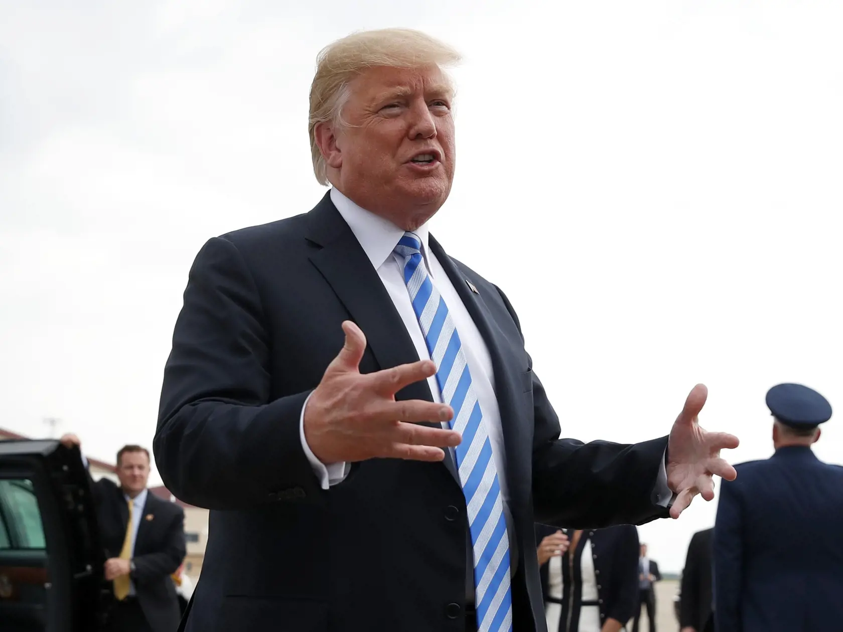 Varovania prezidenta USA Donalda Trumpa o migrantoch prúdiacich k hranici označila za "frašku".