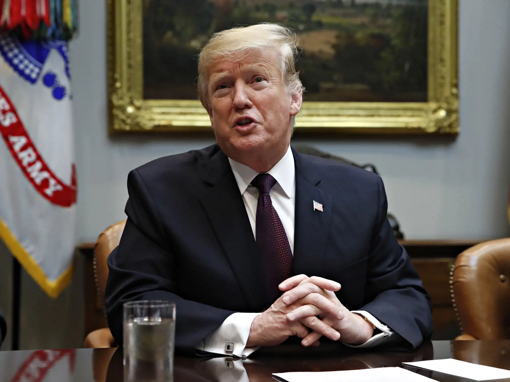 Varovania prezidenta USA Donalda Trumpa o migrantoch prúdiacich k hranici označila za "frašku".