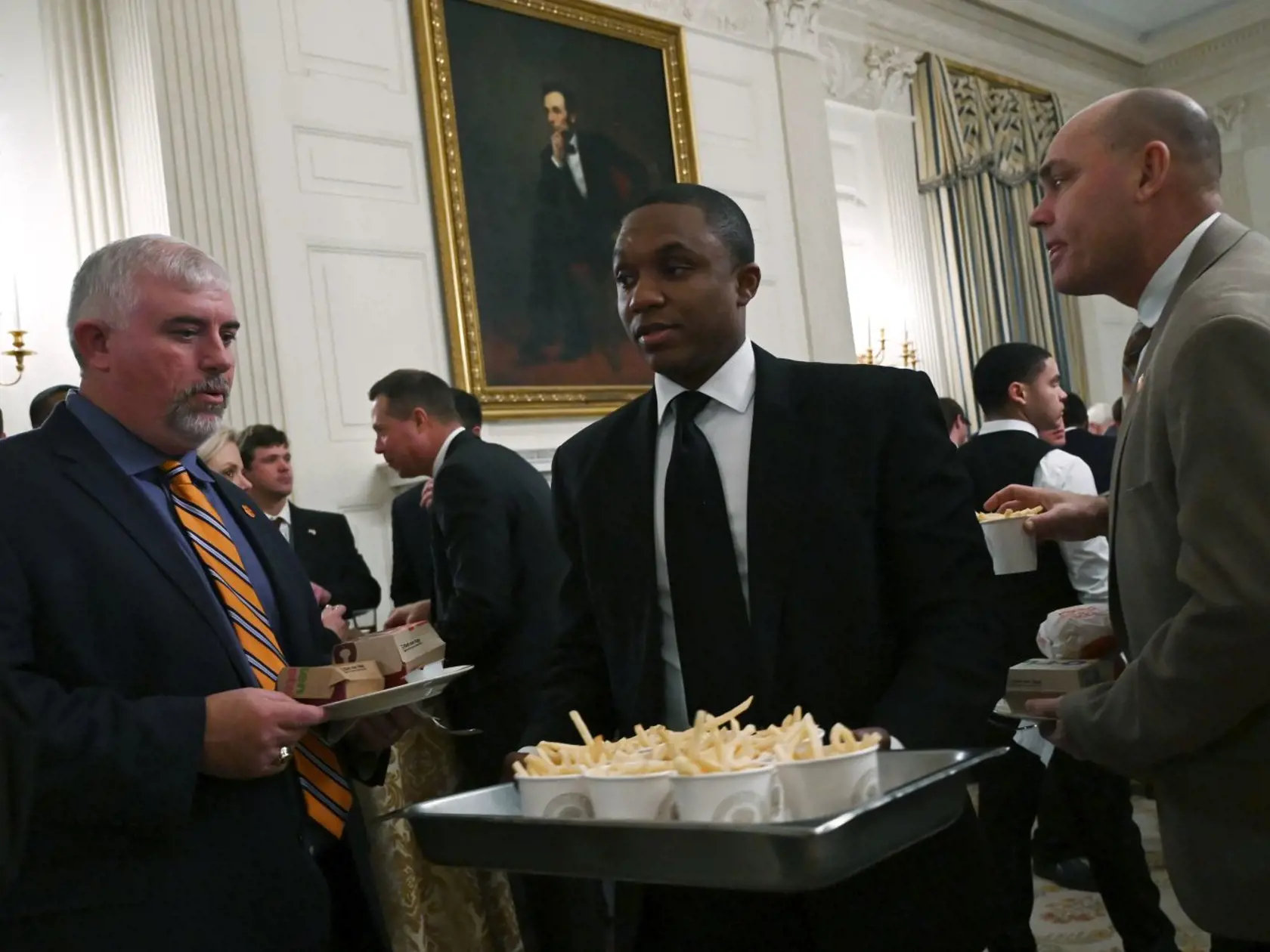 Donald Trump pre športovcov pripravil večeru hodnú každého milovníka rýchleho občerstvenia. Nechýbali hamburgery, hranolky či pizza.
