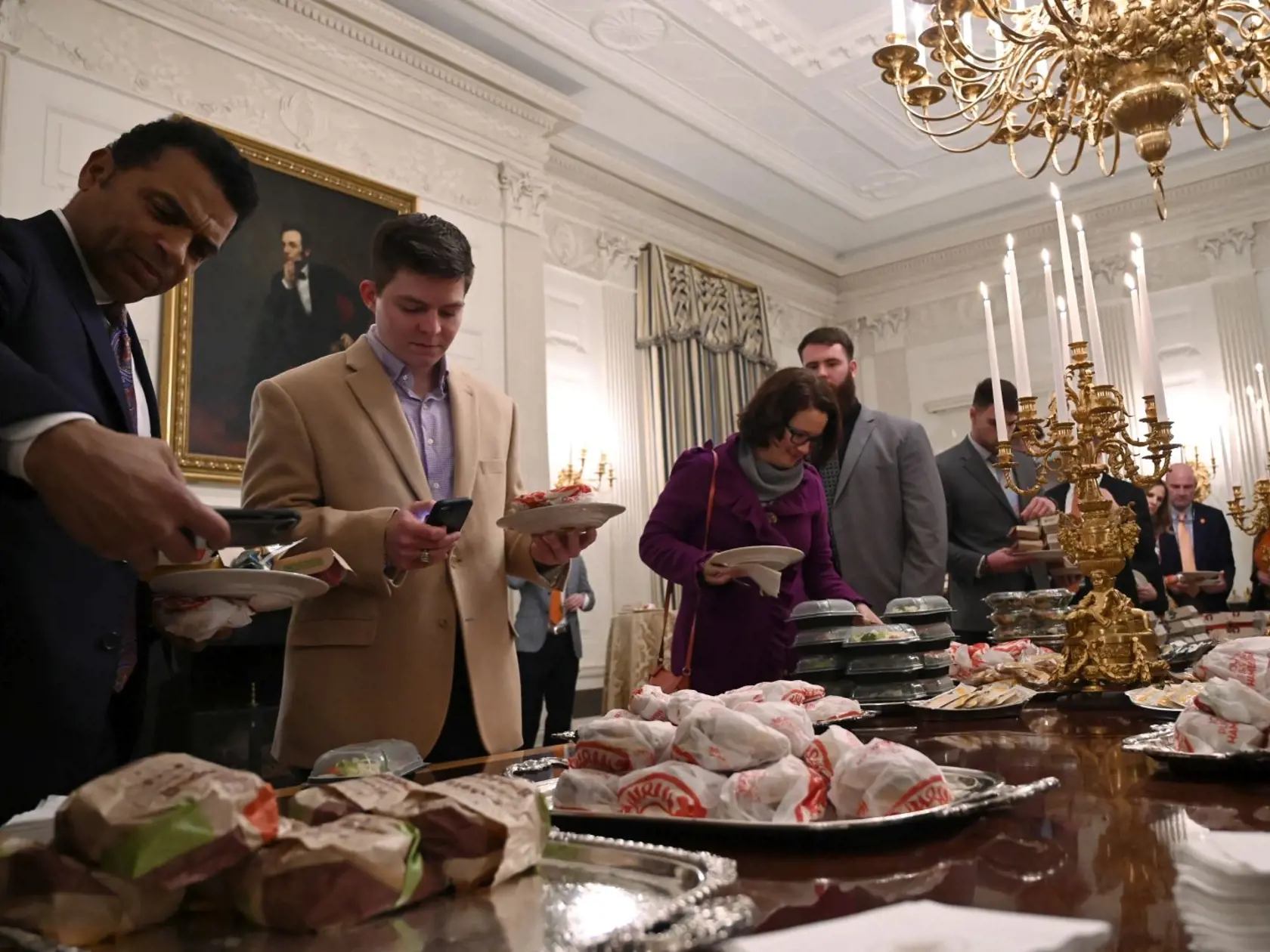 Donald Trump pre športovcov pripravil večeru hodnú každého milovníka rýchleho občerstvenia. Nechýbali hamburgery, hranolky či pizza.