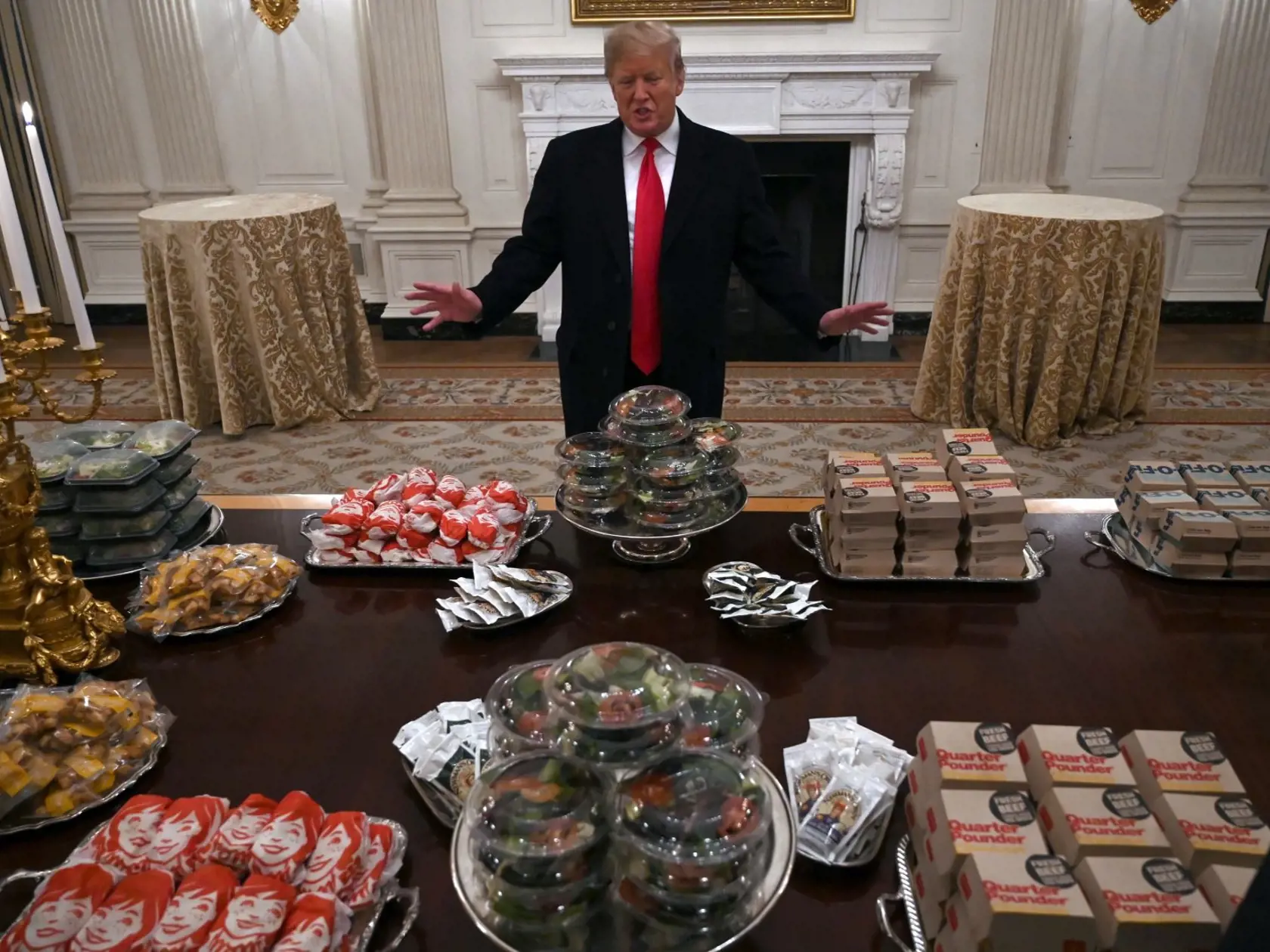 Donald Trump pre športovcov pripravil večeru hodnú každého milovníka rýchleho občerstvenia. Nechýbali hamburgery, hranolky či pizza.