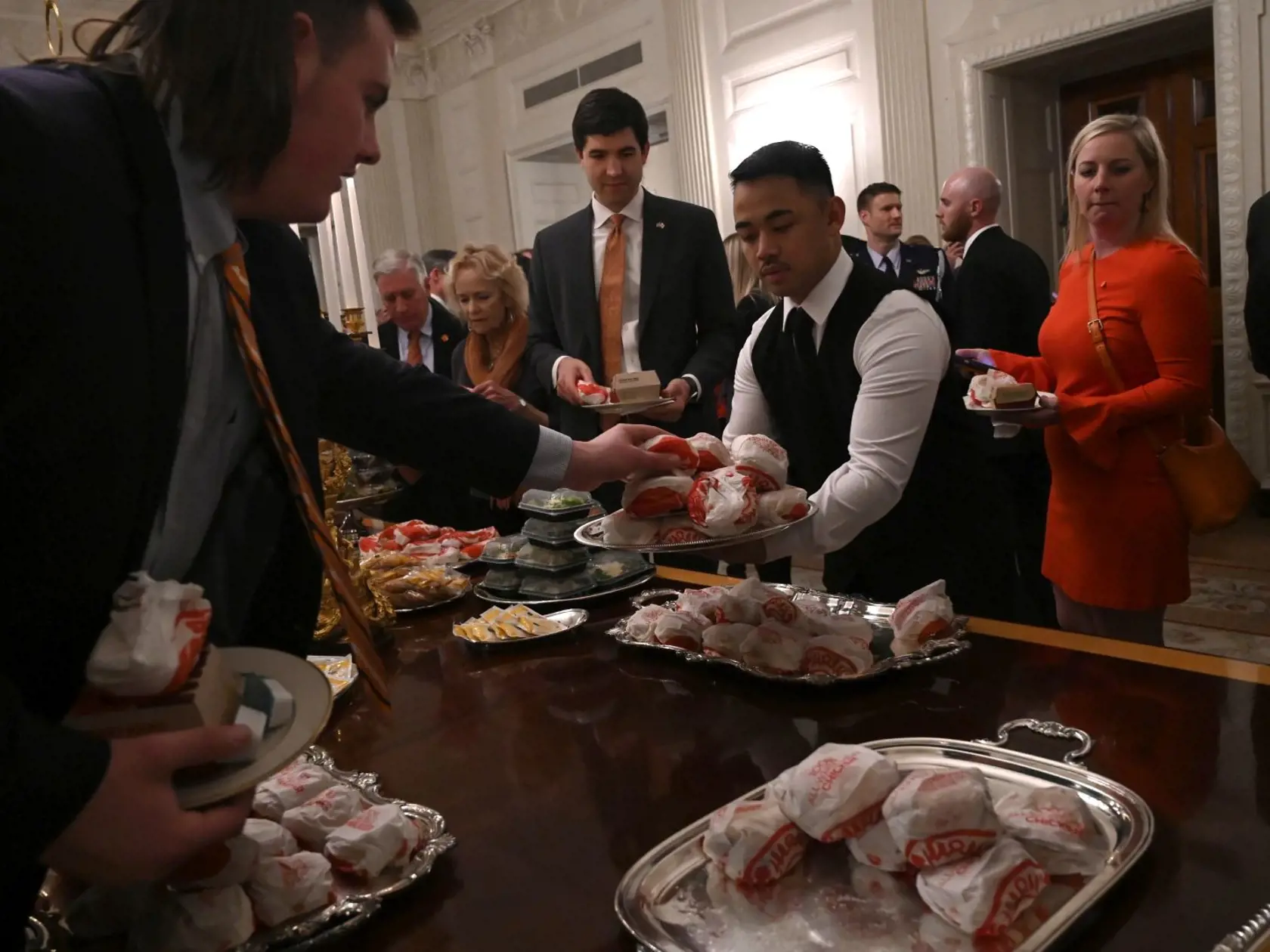 Donald Trump pre športovcov pripravil večeru hodnú každého milovníka rýchleho občerstvenia. Nechýbali hamburgery, hranolky či pizza.