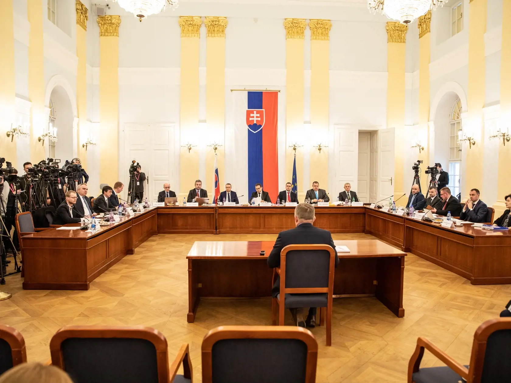 Verejné vypočutie kandidátov na Ústavných Sudcov v Bratislave v budove Historickej Národnej Rady na Župnom Námestí