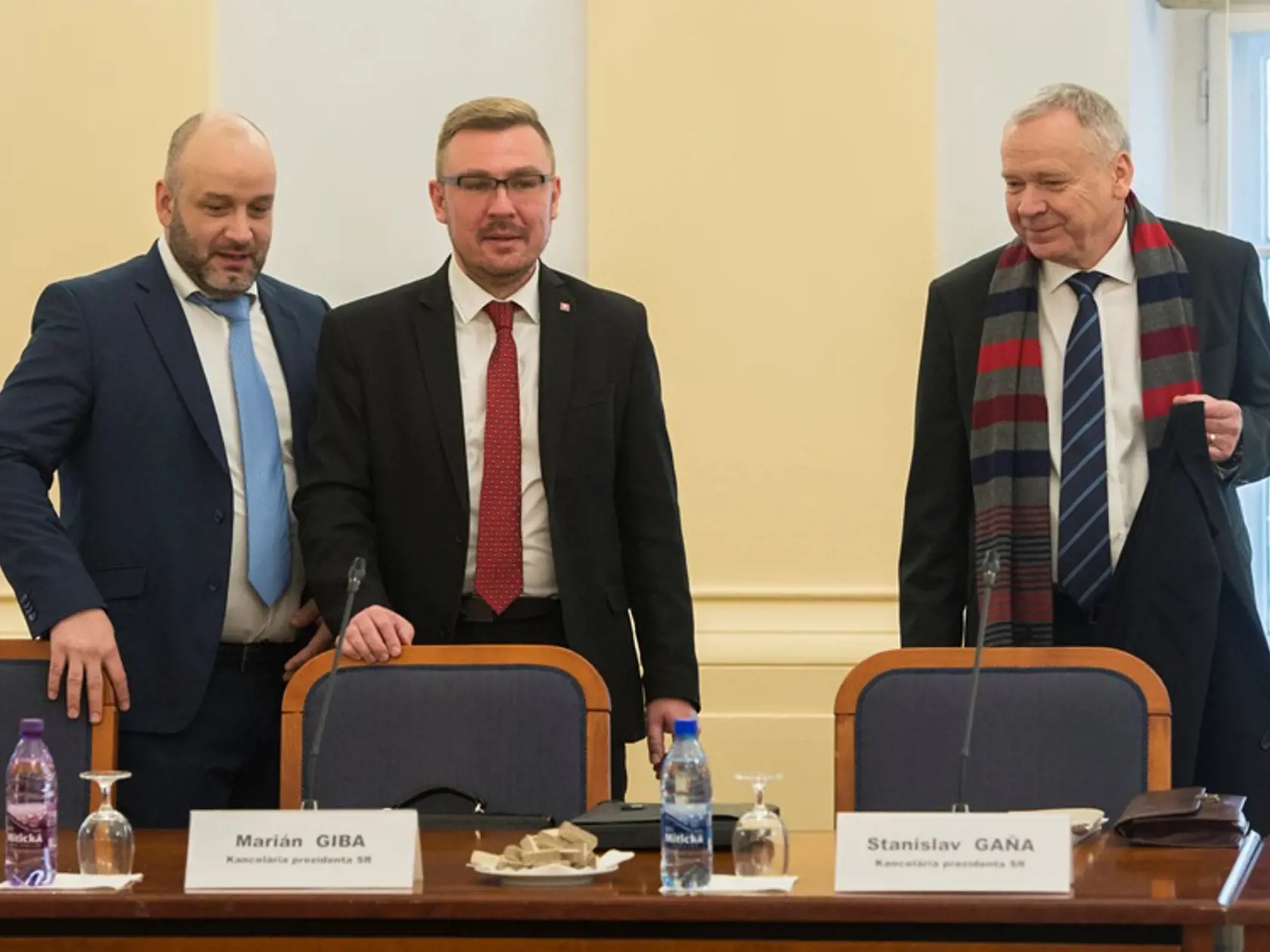 Na snímke zľava Martin Nemky, riaditeľ legislatívy a milostí Kancelárie prezident SR Stanislav Gaňa a kandidát na na post ústavného sudcu Peter Kresák počas vypočutia kandidátov na post ústavného sudcu na Ústavnoprávnom výbore NR SR