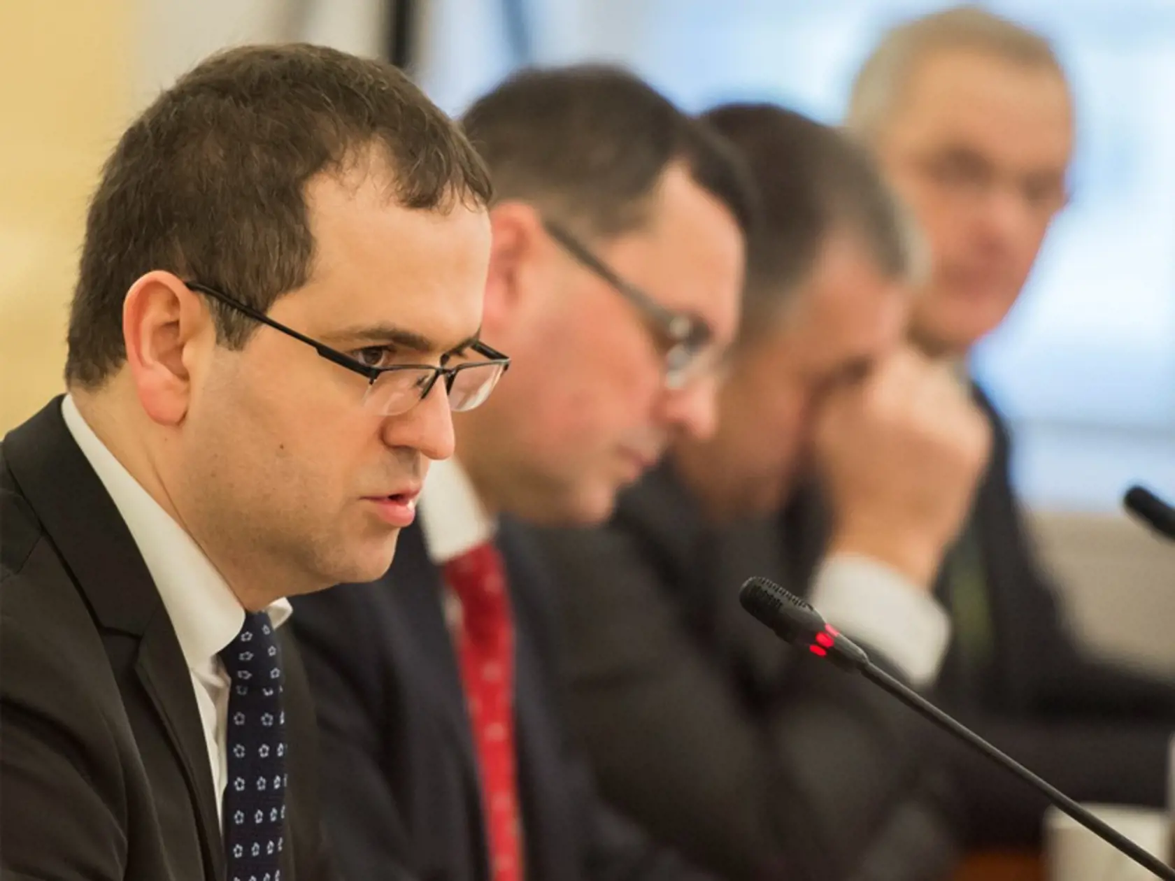 Na snímke predseda Ústavnoprávneho výboru NR SR Róbert Madej počas vypočutia kandidátov na post ústavného sudcu na Ústavnoprávnom výbore NR SR