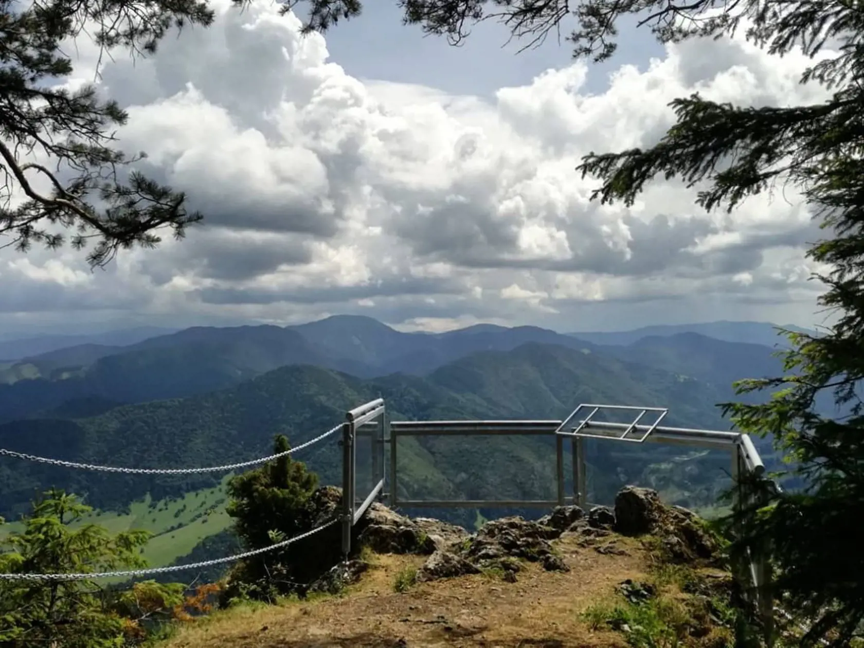 Sidorovo - (1 099 m n. m.) je masív nachádzajúci sa vo Veľkej Fatre nad Ružomberkom. Je vytvorený vápencom a dolomitmi. Je najvyšším vrcholom hrebeňa Veľkej skaly, nachádzajúci sa na jej južnom konci. Charakteristickým znakom Sidorova sú viditeľné známky erózie v podobe mohutných skalných stien a odkryvov, ktoré najlepšie vidieť na južnej strane.
