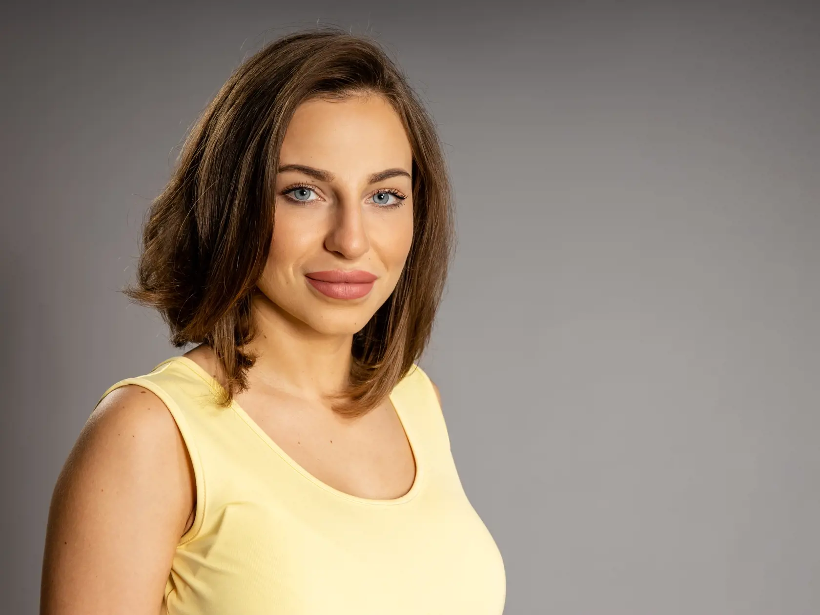 Rebeka Hlavatá, 25 rokov. MESTO. Galanta. Recepčná na klinike plastickej chirurgie.