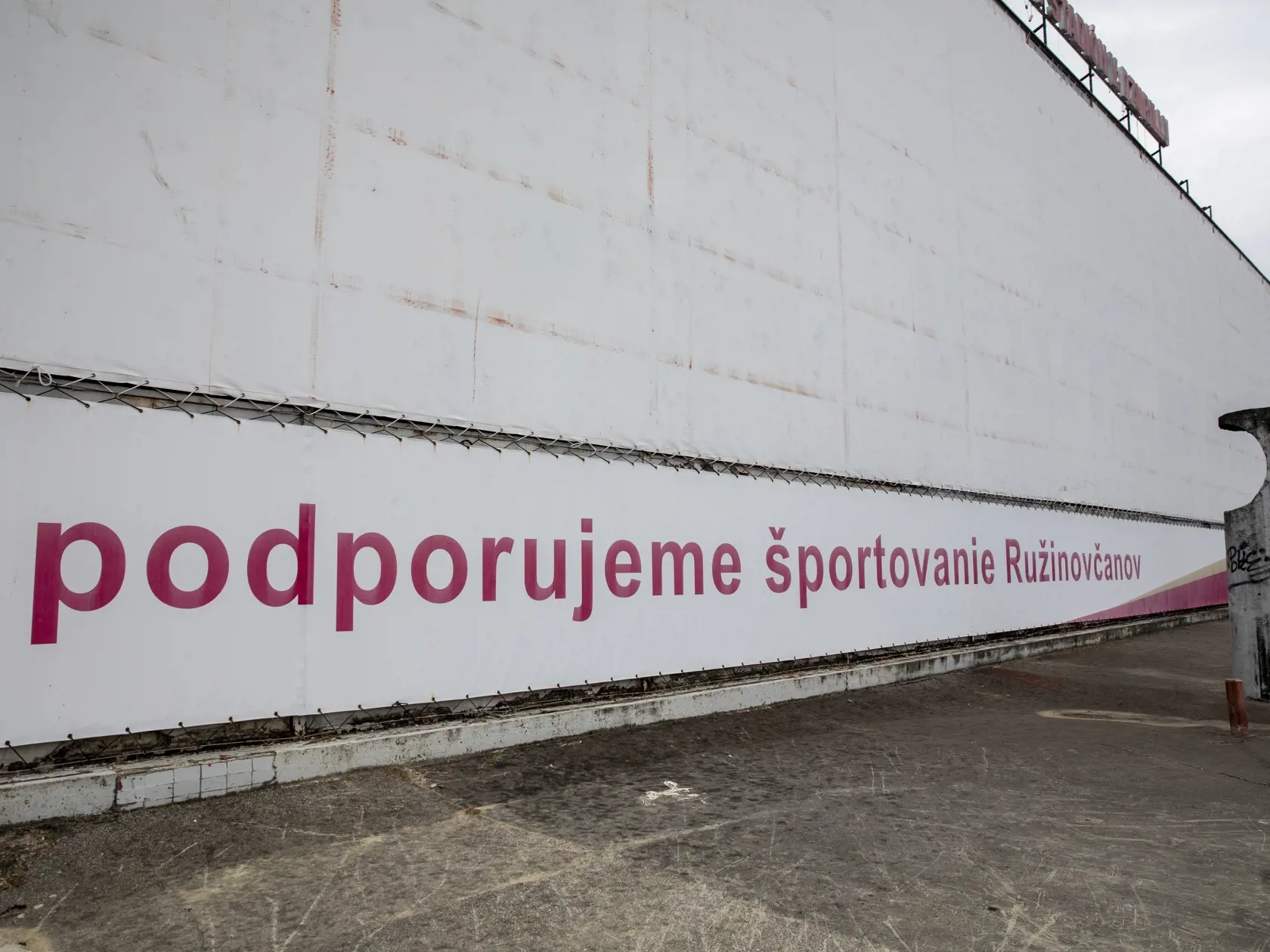 "Keby sme nemali iný štadión, my nemáme kam ísť. To by bol veľký problém, a bol by to aj koniec športovania detí," povedal hokejový tréner Ľubomír Pokovič.