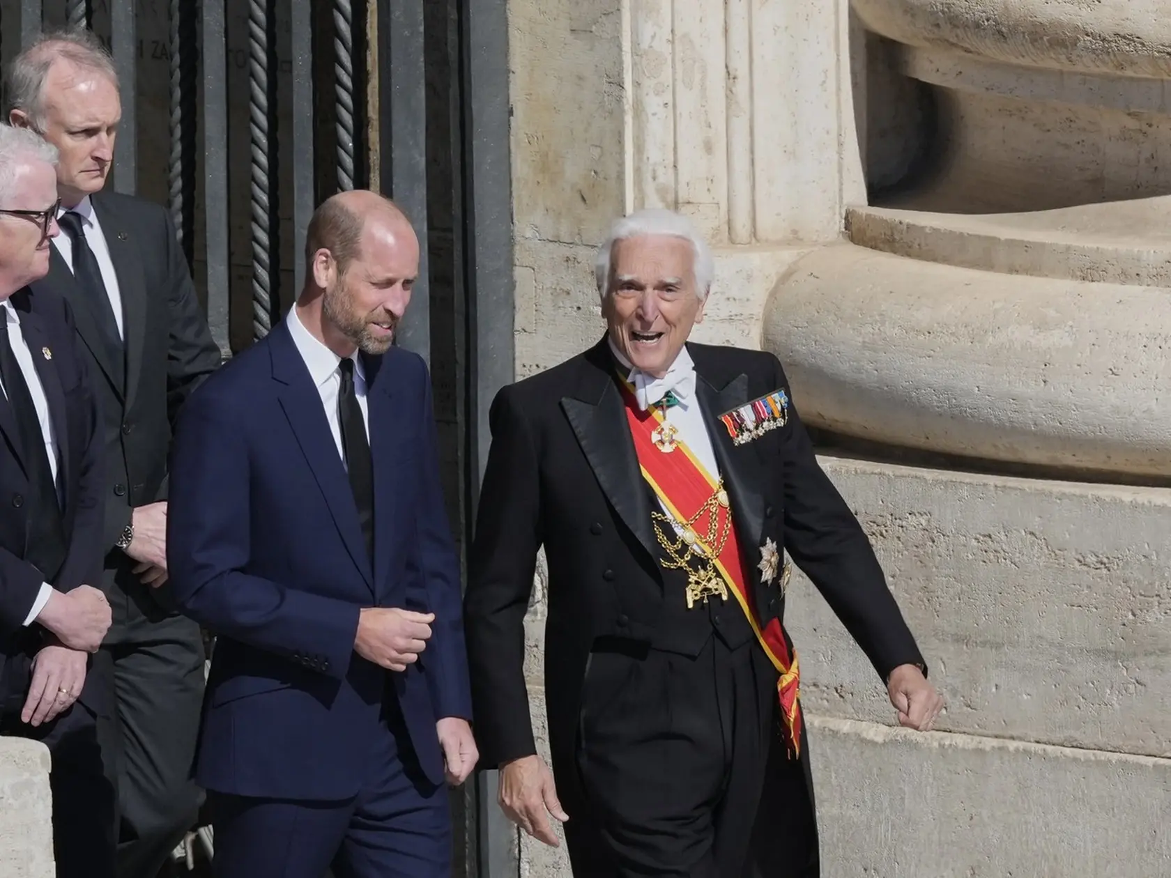 Princ William prišiel na pohreb pápeža Františka bez Kate.