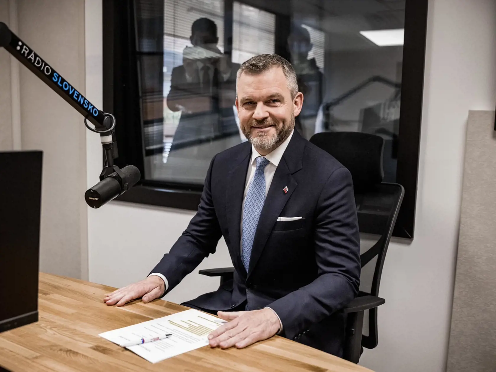 Podľa odborníka na neverbálnu komunikáciu Radima Paříka, kandidáti na prezidenta Ivan Korčok a Peter Pellegrini voličom často ukazujú naučené gestá.