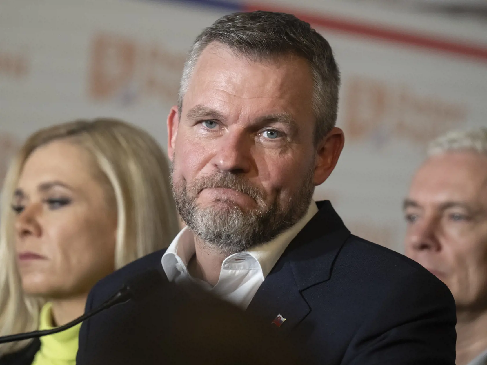 Predseda Národnej rady (NR) SR a kandidát na prezidenta SR Peter Pellegrini (uprostred) reaguje na predbežné neoficiálne výsledky po sčítaní 98 percent hlasov vo svojej volebnej centrále v Bratislave v sobotu 23. marca 2024.