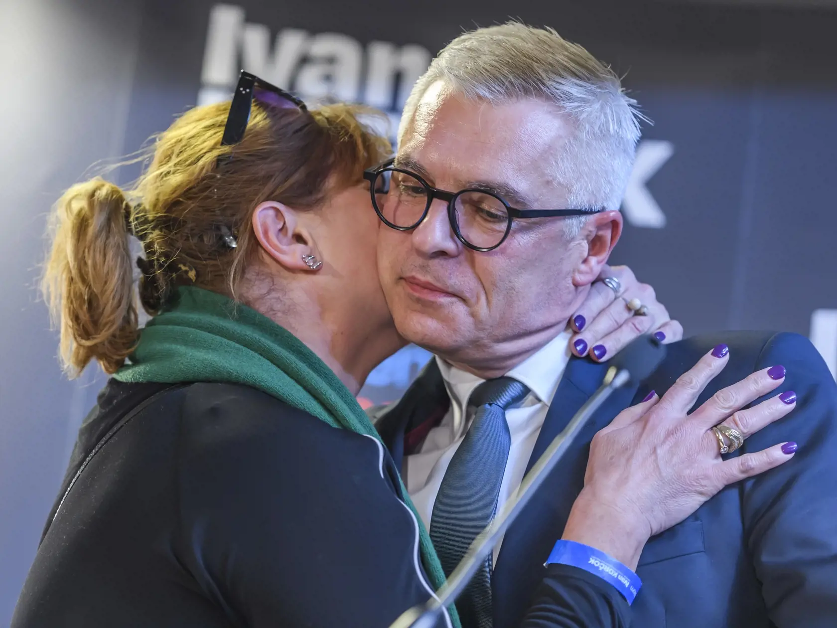 Na snímke kandidát na prezidenta SR Ivan Korčok a manželka Soňa reagujú na predbežné neoficiálne výsledky vo svojej volebnej centrále v Bratislave v nedeľu 24. marca 2024.