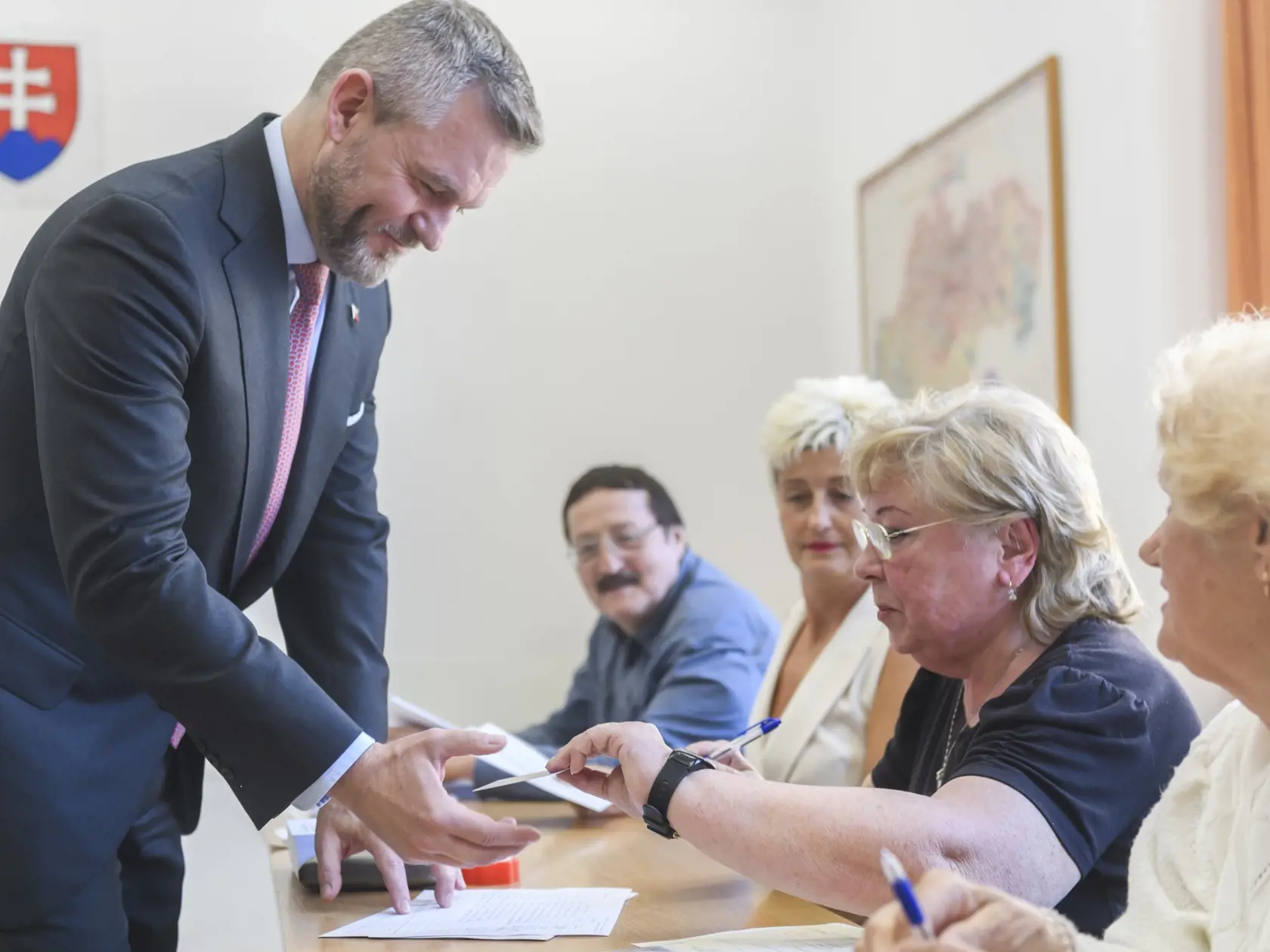 Na snímke predseda NR SR a kandidát na prezidenta SR Peter Pellegrini vo volebnej miestnosti pred členmi okrskovej volebnej komisie v prvom kole prezidentských volieb v Bratislave 23. marca 2024.