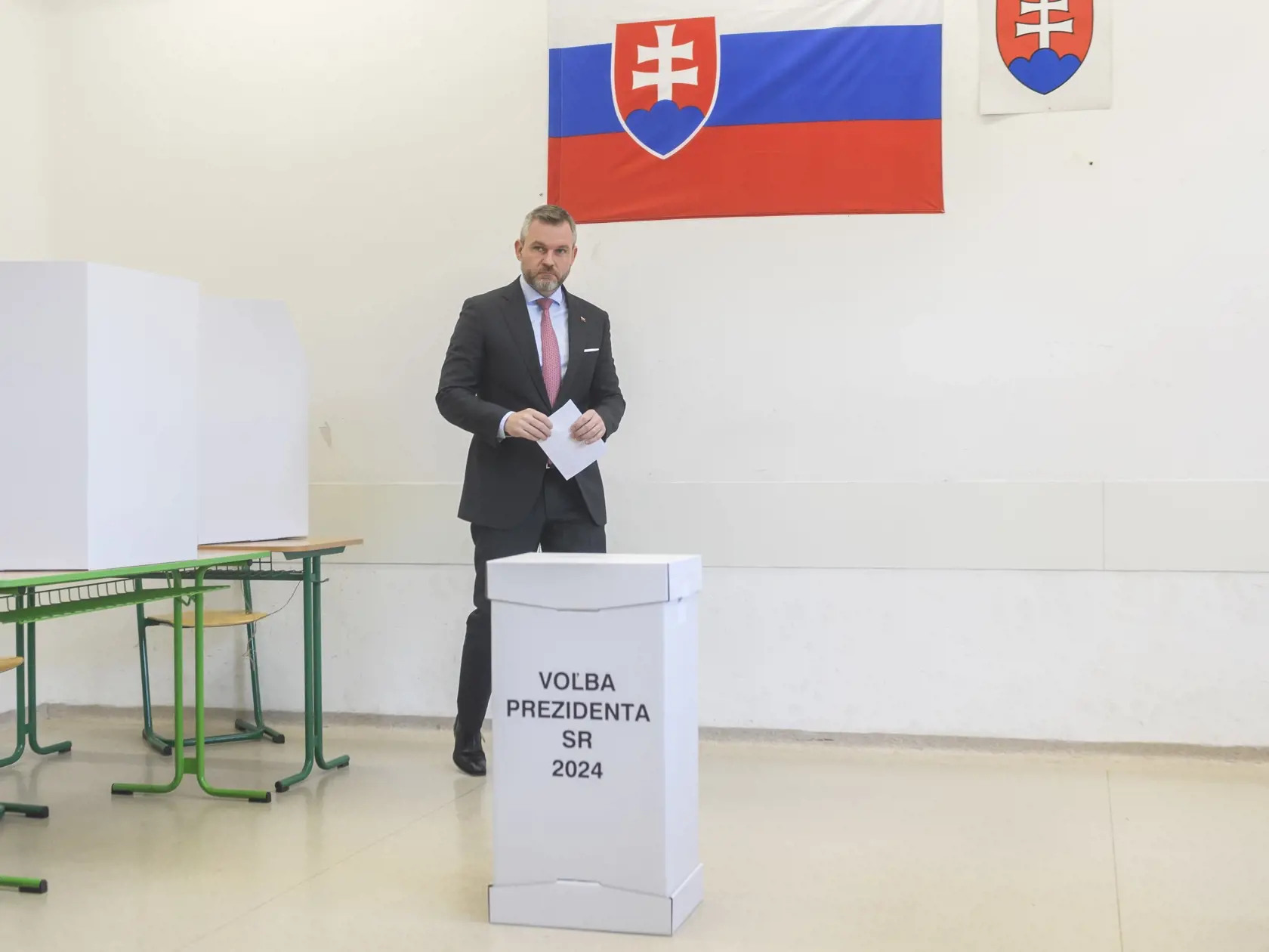 Na snímke predseda NR SR a kandidát na prezidenta SR Peter Pellegrini vhadzuje obálku s hlasovacím lístkom do volebnej schránky v prvom kole prezidentských volieb v Bratislave 23. marca 2024.
