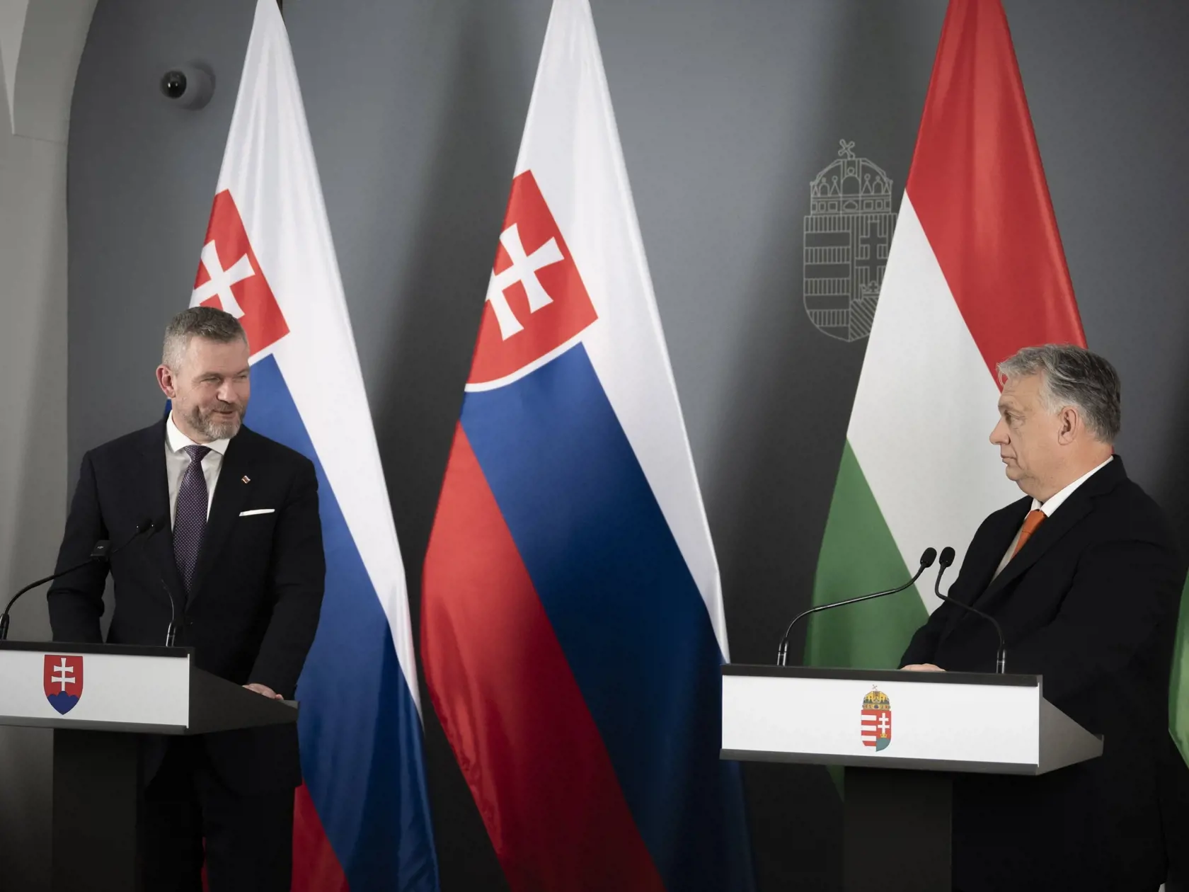 JB 25 Budapešť - Predseda Národnej rady SR Peter Pellegrini (vľavo) rozpráva počas spoločnej tlačovej konferencie s maďarským premiérom Viktorom Orbánom (vpravo) po ich stretnutí v pondelok 11. marca 2024 v Budapešti. FOTO TASR/DUNA/MTI/Vivien Cher Benko

A photo issued by the Hungarian Prime Minister's Office Slovakian National Council Peter Pellegrini (L) speaks as Hungarian Prime Minister Viktor Orban looks on during their joint press conference at the PM's office, the former Carmelite Monast