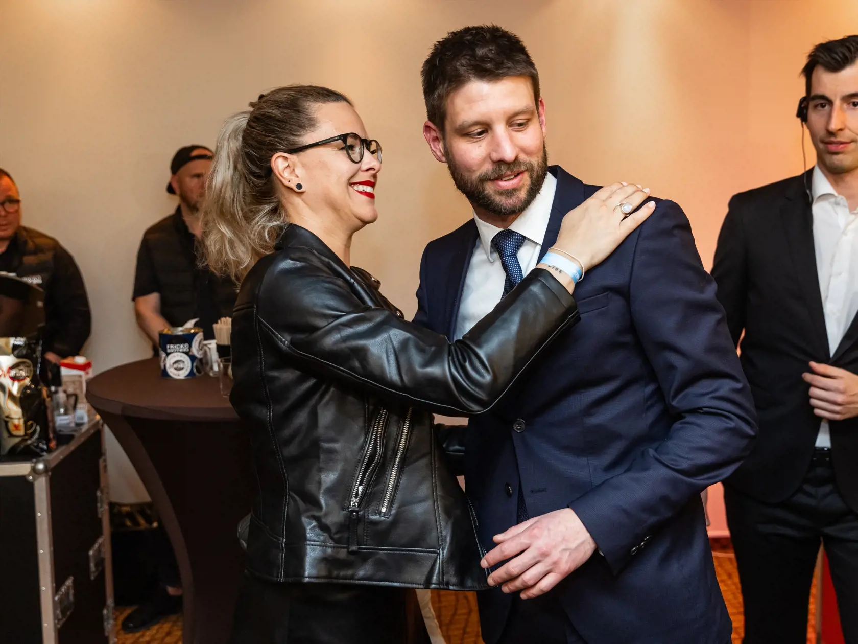 Príchod prezidentského kandidáta Ivana Korčoka do volebnej centrály v Bratislave. Na snímke Michal Šimečka a Kristína Tormová.
