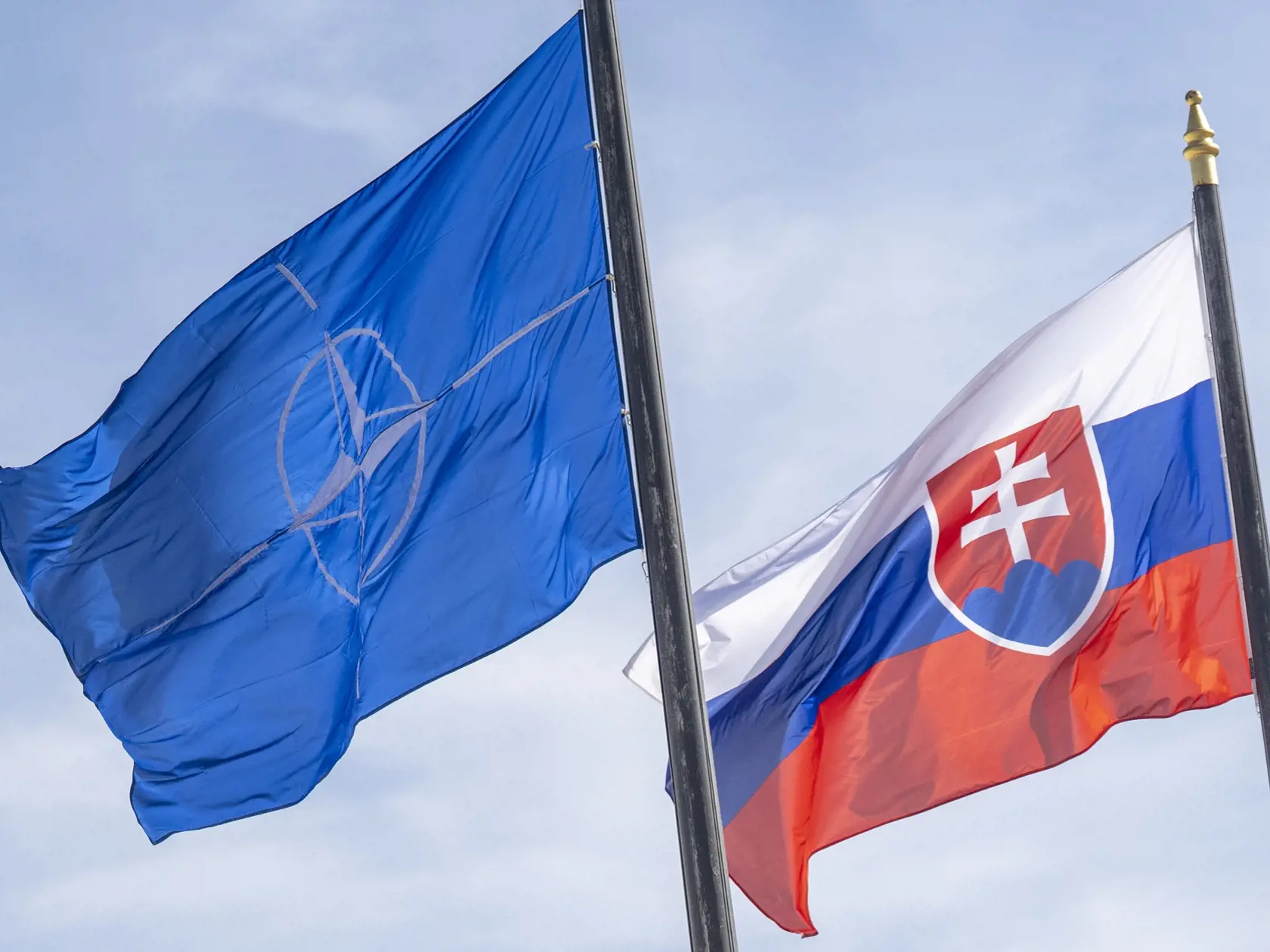 Pri príležitosti 20. výročia vstupu Slovenskej republiky do Severoatlantickej aliancie (NATO) vztýčili vlajku NATO pred Prezidentským palácom v piatok 29. marca 2024 v Bratislave. FOTO TASR - Martin Baumann