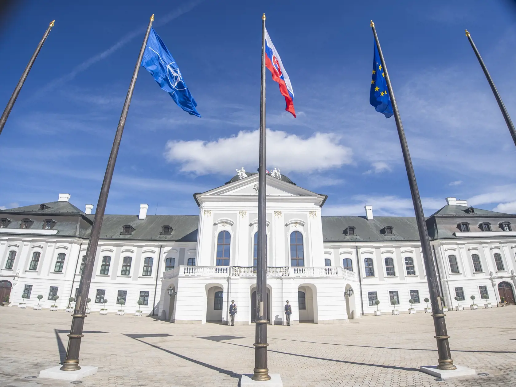 Pri príležitosti 20. výročia vstupu Slovenskej republiky do Severoatlantickej aliancie (NATO) vztýčili vlajku NATO pred Prezidentským palácom v piatok 29. marca 2024 v Bratislave. FOTO TASR - Martin Baumann