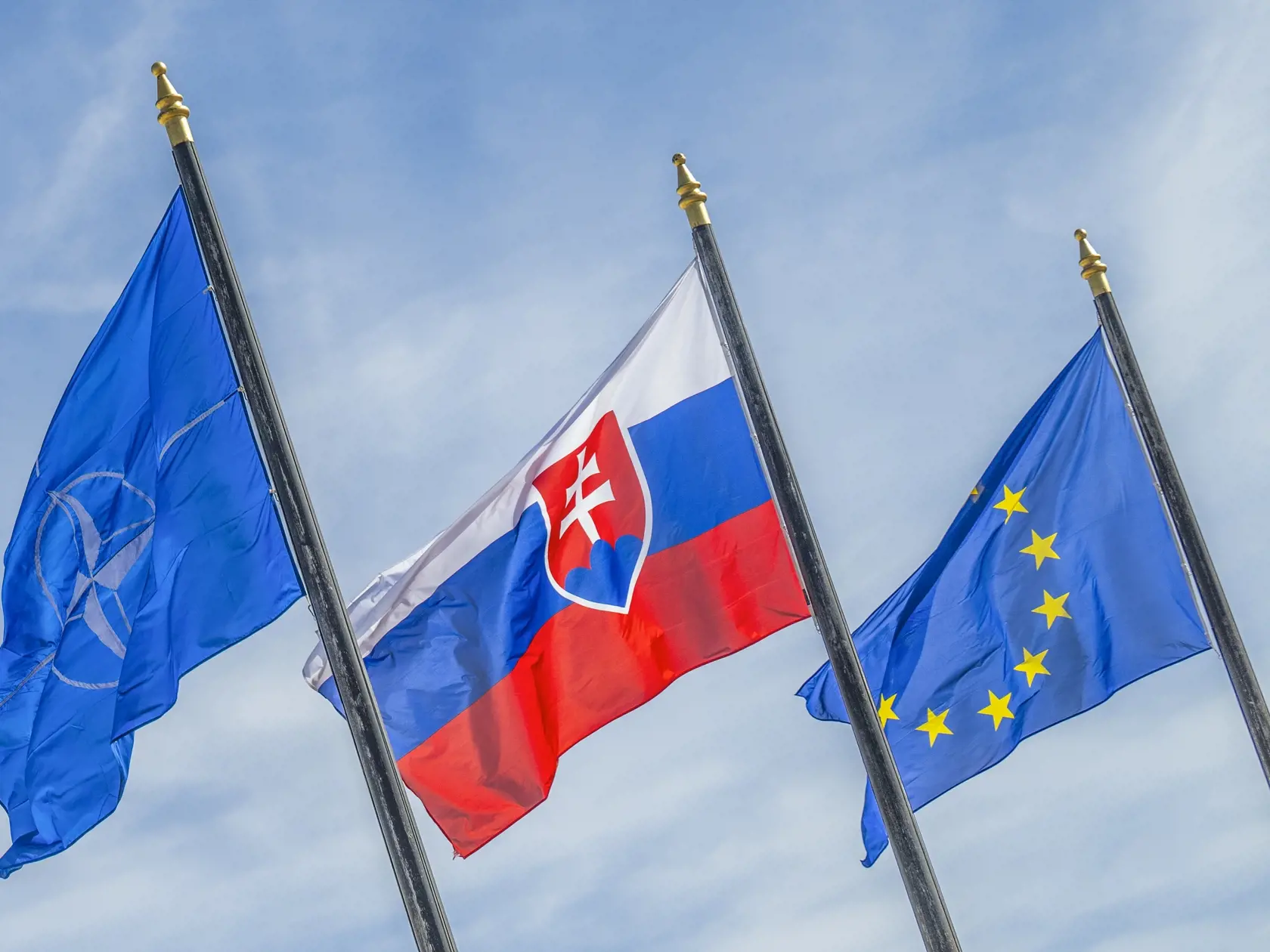 Pri príležitosti 20. výročia vstupu Slovenskej republiky do Severoatlantickej aliancie (NATO) vztýčili vlajku NATO pred Prezidentským palácom v piatok 29. marca 2024 v Bratislave. FOTO TASR - Martin Baumann