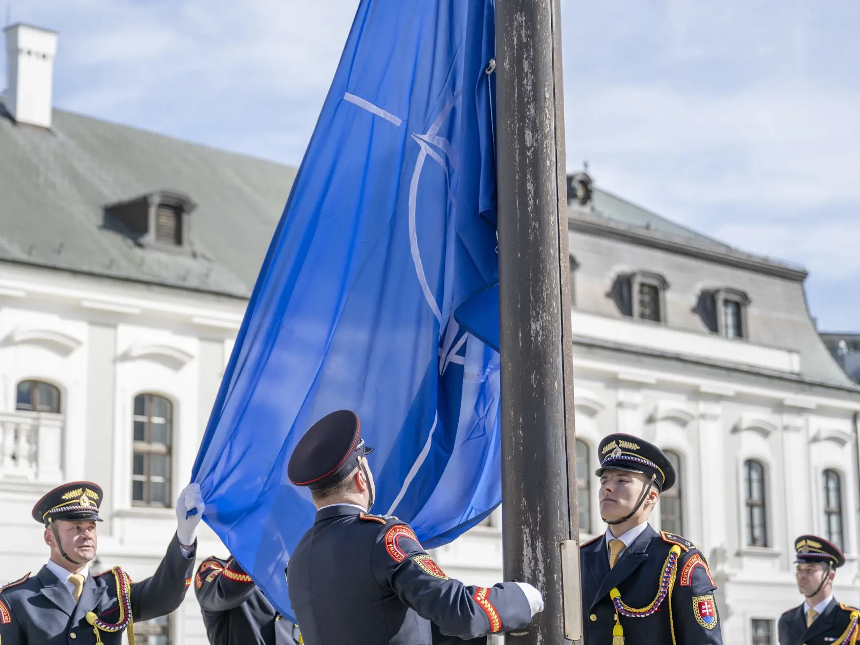 Pri príležitosti 20. výročia vstupu Slovenskej republiky do Severoatlantickej aliancie (NATO) vztýčili vlajku NATO pred Prezidentským palácom v piatok 29. marca 2024 v Bratislave. FOTO TASR - Martin Baumann