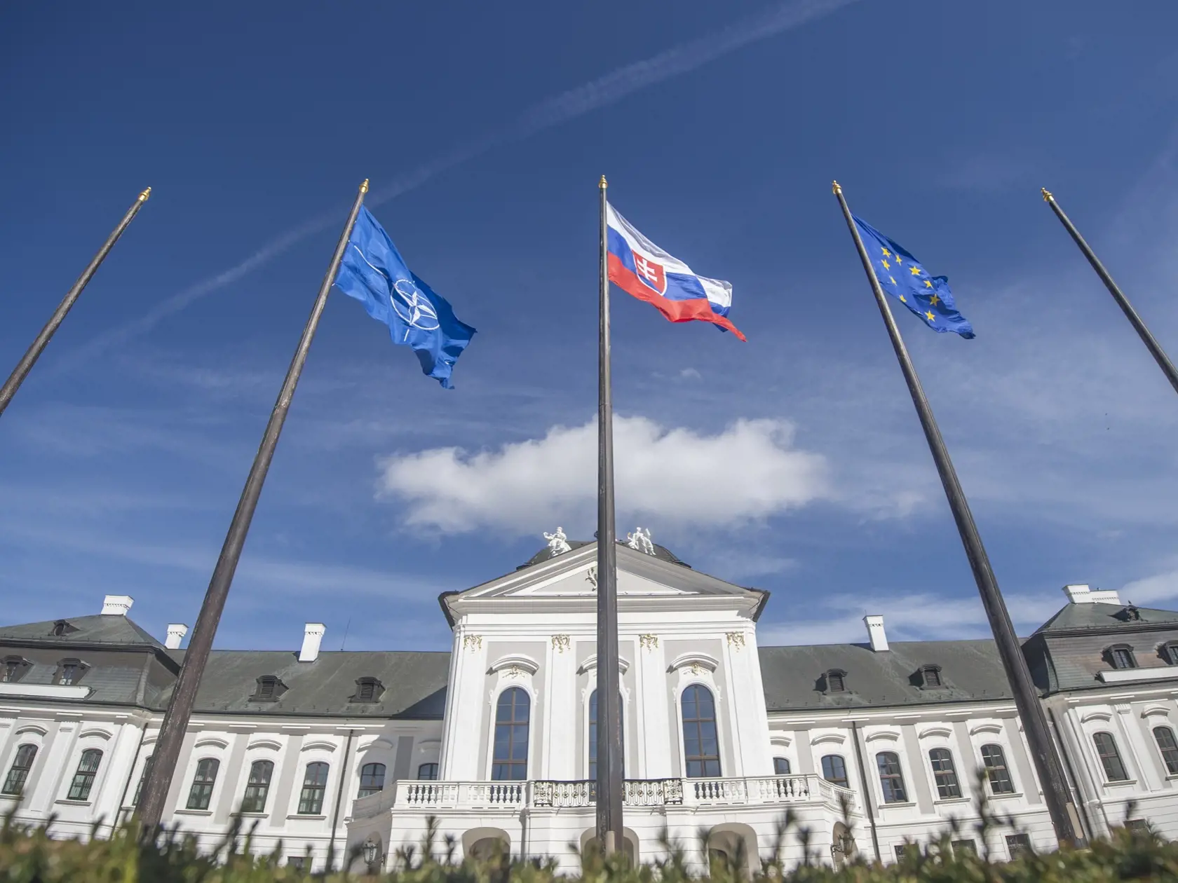 Pri príležitosti 20. výročia vstupu Slovenskej republiky do Severoatlantickej aliancie (NATO) vztýčili vlajku NATO pred Prezidentským palácom v piatok 29. marca 2024 v Bratislave. FOTO TASR - Martin Baumann